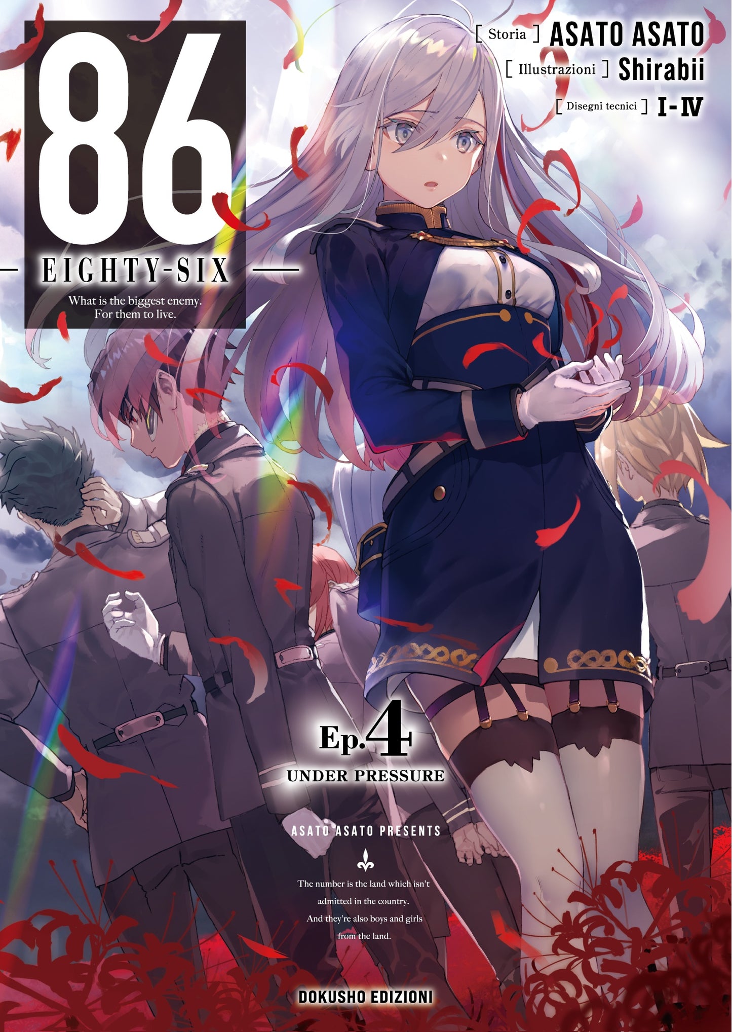 Copertina del quarto volume della light novel 86 - Eighty-Six. In primo piano una ragazza con lunghi capelli argentei indossa un'uniforme militare blu scuro con dettagli dorati, circondata da petali rossi fluttuanti e dalle sagome di altri soldati di spalle su un campo di fiori rossi.