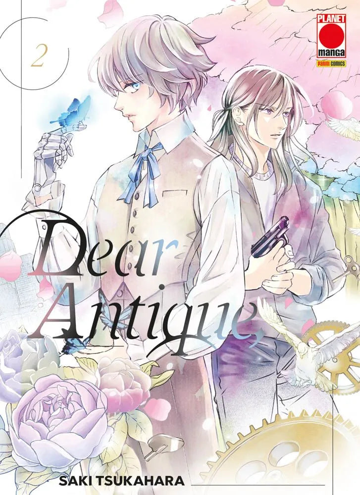 La copertina del volume 2 di Dear Antique, che ritrae i due protagonisti schiena contro schiena in stile steampunk: a sinistra l'androide Misha osserva una farfalla blu sulla sua mano meccanica, a destra Marius impugna una pistola con espressione seria; sfondo con ingranaggi e fiori.