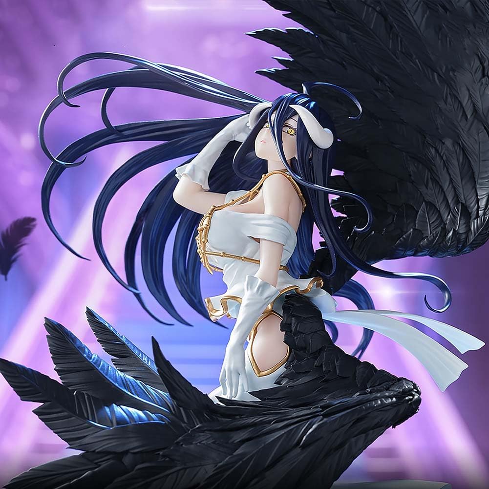 Figure da collezione di Albedo della serie anime Overlord, intitolata Empress Of Darkness, inquadrata su sfondo bianco. La scultura mostra Albedo di profilo, con il viso dolcemente rivolto verso l'alto e i lunghissimi capelli scuri mossi dal vento. Indossa un elegante abito bianco che le lascia scoperte le spalle, ornato da finiture dorate, e lunghi guanti bianchi. È circondata dalle sue stesse immense ali di piume nere, minuziosamente scolpite, che si curvano ad avvolgerla. La base della statua simula un t