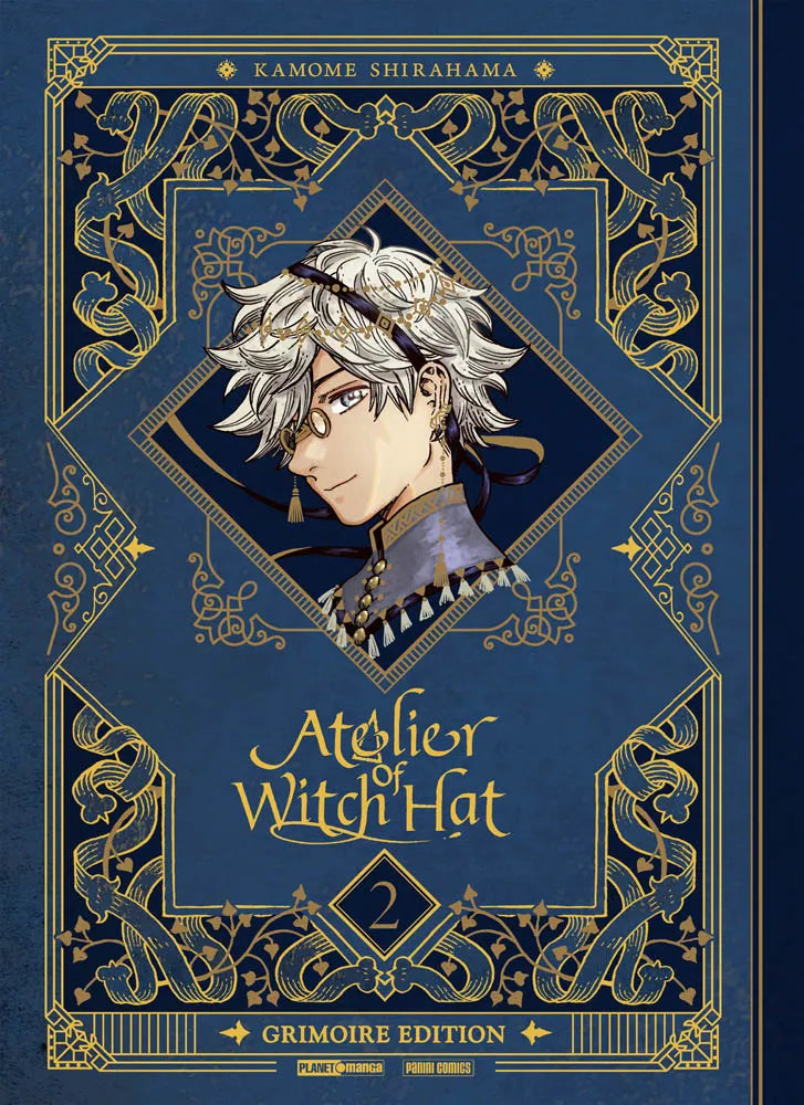 Copertina del secondo volume di Atelier of Witch Hat Grimoire Edition, dal design simile a un libro antico blu con dettagli dorati e il ritratto di Qifrey.