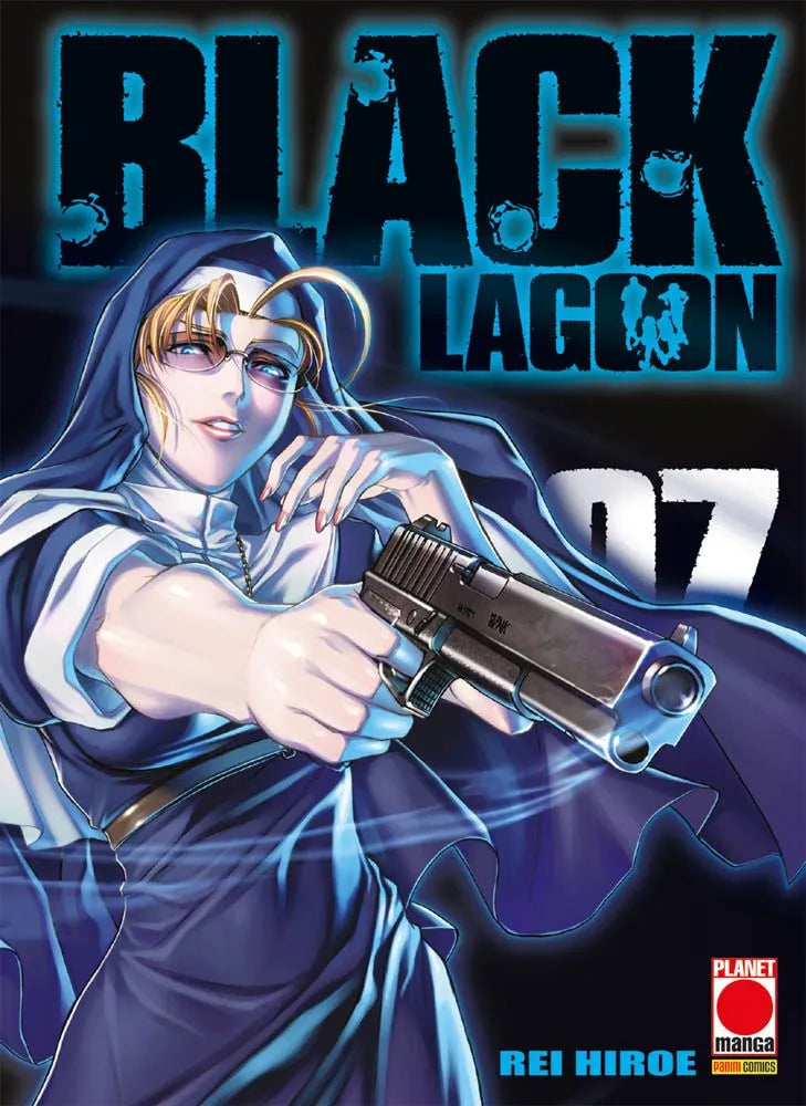 Copertina del manga Black Lagoon Vol. 007 edito da Planet Manga. In primo piano si staglia Eda, l'iconica suora bionda della Chiesa della Violenza, che indossa il suo abito monacale bianco e blu scuro e dei caratteristici occhiali dalle lenti rosa. Con un'espressione diabolica e un sorriso sicuro, punta una grossa pistola direttamente verso l'osservatore. In alto spicca il titolo "BLACK LAGOON" in nero con contorno luminoso azzurro e il numero "007" in bianco. In basso a destra sono visibili il nome dell'au