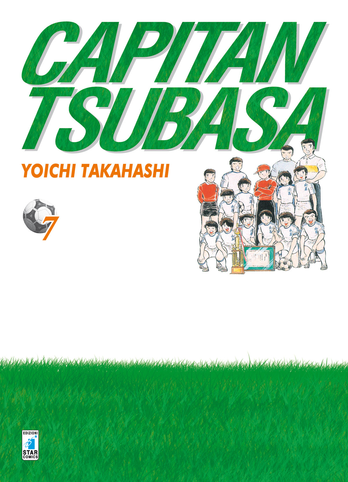 Copertina del settimo volume del manga Capitan Tsubasa, edito da Star Comics, con sfondo bianco, un prato d'erba verde in basso e un'illustrazione sul lato destro che ritrae i membri della squadra giovanile della Nankatsu che posano felici insieme sollevando un trofeo e un diploma di vittoria