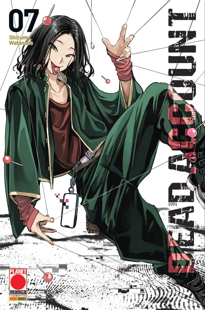 Copertina del manga Dead Account volume 7 edito da Planet Manga; l'illustrazione mostra un personaggio maschile dai capelli neri in abito verde scuro che tiene un lecca-lecca in bocca, in una posa dinamica tra fili e glitch digitali.