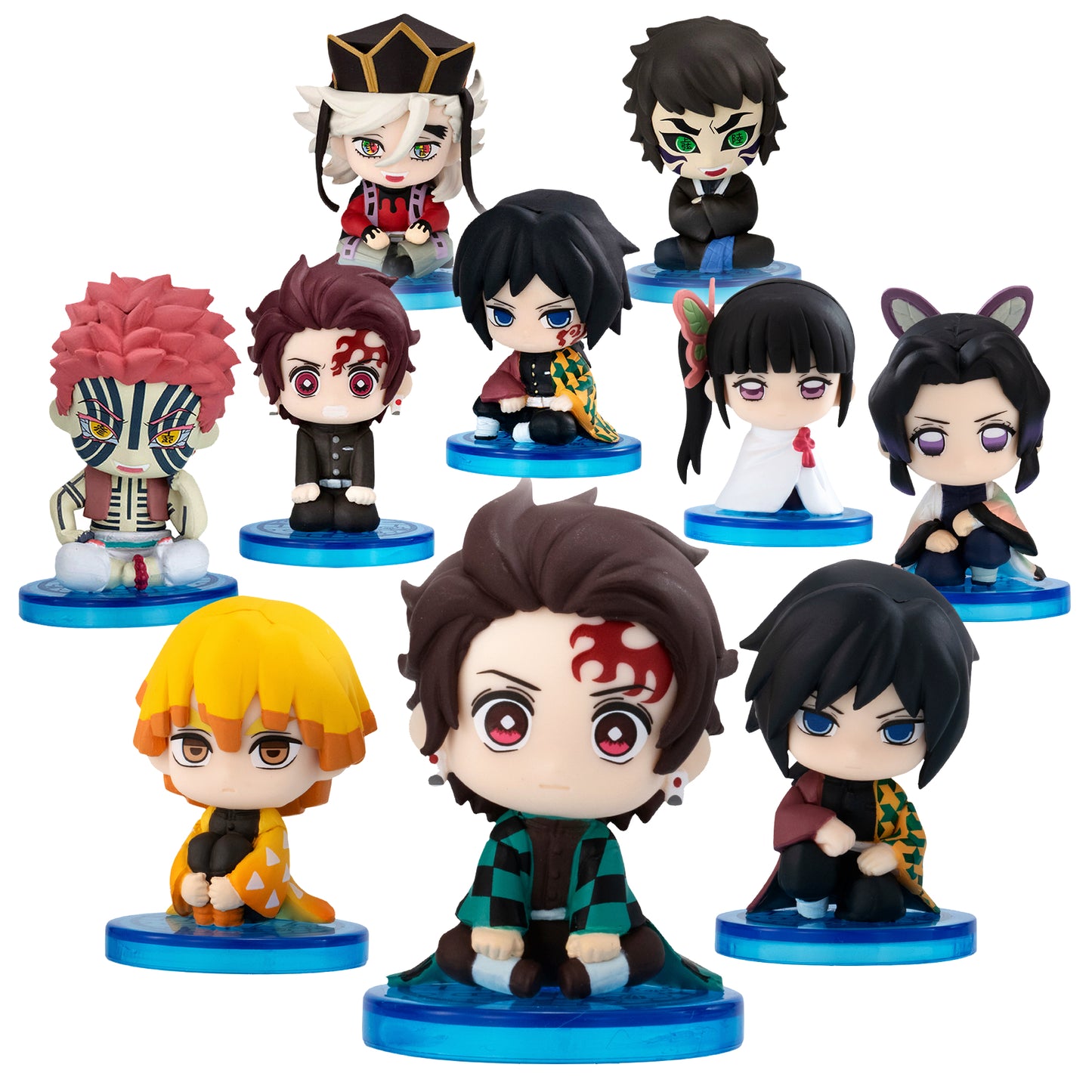 Un assortimento di dieci mini figure Gashapon in stile chibi della serie Demon Slayer, ritratte in posa seduta su piccole basi blu trasparenti e disposte su tre file su sfondo bianco.
