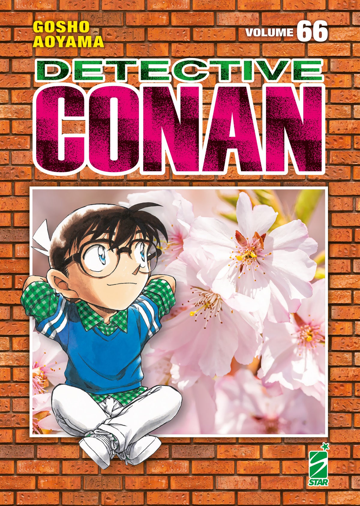 Copertina del manga Detective Conan New Edition Volume 66; Conan Edogawa è seduto a gambe incrociate e sorride rilassato con le mani dietro la testa, sovrapposto a un'immagine di fiori di ciliegio su uno sfondo a mattoni arancioni.