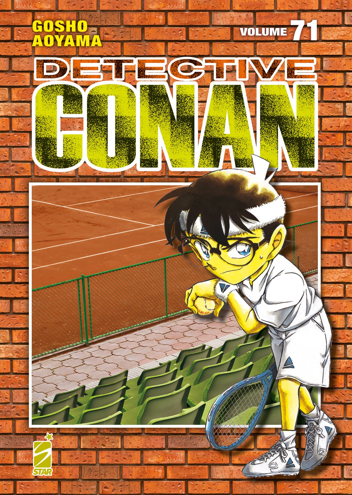 Copertina del volume 71 del manga Detective Conan New Edition. L'illustrazione, inserita sul classico sfondo a mattoni arancioni, mostra Conan Edogawa vestito con un completo da tennis bianco e una fascia sulla fronte, mentre tiene in mano una pallina e una racchetta da tennis sullo sfondo di un campo in terra battuta e spalti verdi. In basso a sinistra compare il logo di Star Comics.