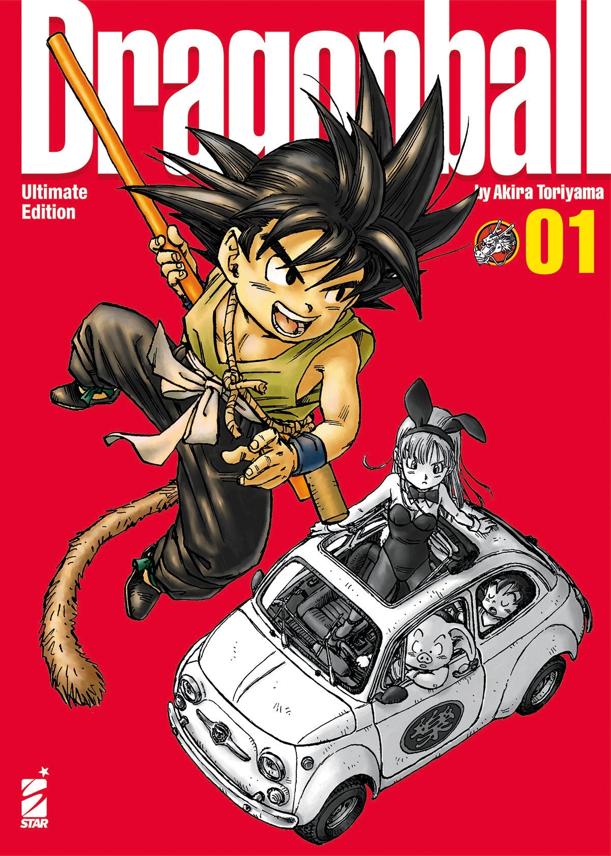 Copertina del manga Dragon Ball Ultimate Edition Vol. 1. Su uno sfondo rosso acceso, in primo piano spicca il piccolo Goku a colori, colto a mezz'aria in un balzo dinamico, tenendo saldo il suo bastone magico e mostrando la sua coda da scimmia. In basso, disegnata in bianco e nero, compare una classica automobile utilitaria bianca decappottabile; all'interno si vedono Bulma vestita con un costume da coniglietta, il maialino Oolong al volante e la creatura fluttuante Puar sui sedili posteriori.