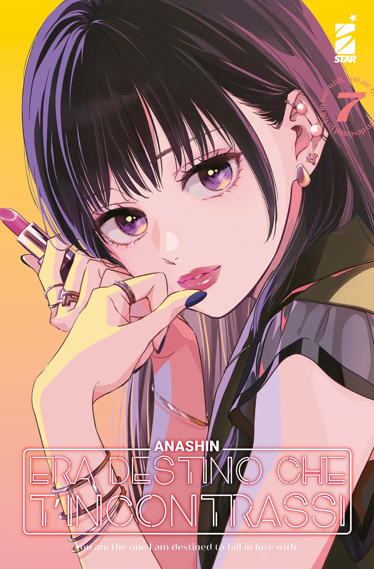 Copertina del manga "Era Destino Che T'incontrassi" Vol. 7. In primo piano una ragazza con lunghi capelli scuri e orecchini di perla tiene in mano un rossetto, su sfondo sfumato giallo e rosa.