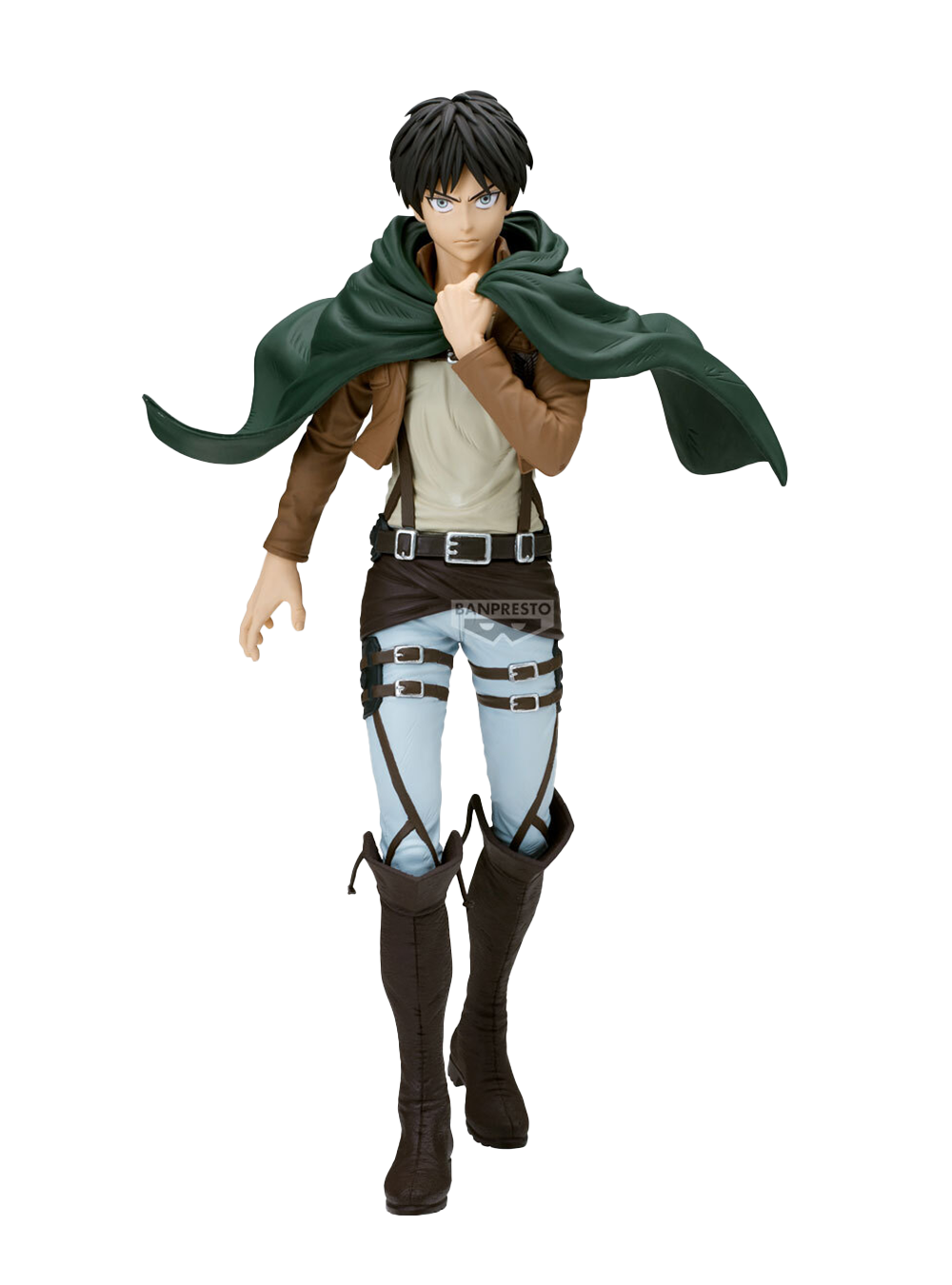 Figure da collezione di Eren Yeager dalla serie anime L'Attacco dei Giganti, appartenente alla linea Grandista prodotta da Banpresto, isolata su sfondo bianco. Eren cammina in avanti con un'espressione seria e determinata, tenendo con la mano sinistra il bavero del suo mantello verde scuro del Corpo di Ricerca che svolazza drammaticamente dietro di lui. Indossa la divisa militare standard: giacca corta marrone, camicia chiara, pantaloni chiari con un intricato sistema di cinghie di cuoio scuro.