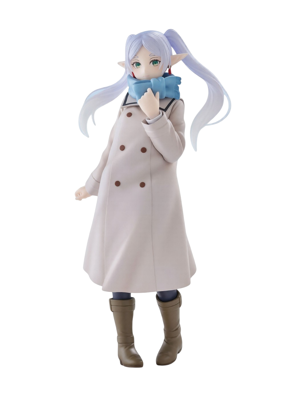 Statua da collezione di Frieren della linea Trio-Try-It di FuRyu per Frieren: Beyond The Journey's End su sfondo nero. L'illustrazione ritrae la maga elfa in abiti invernali mentre indossa un lungo cappotto doppiopetto beige, una sciarpa azzurra stretta al collo che sfiora con una mano, stivali marroni e lunghi capelli d'argento acconciati in due codini morbidi.