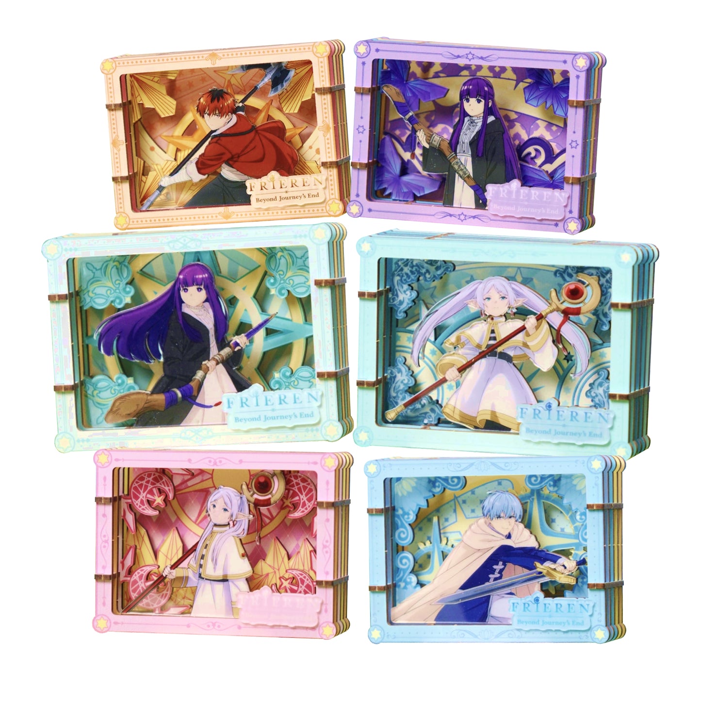 Sei mini diorami tridimensionali in legno da collezione ispirati alla serie Frieren, ciascuno inserito in una cornice colorata e decorata che ritrae un personaggio dell'anime.