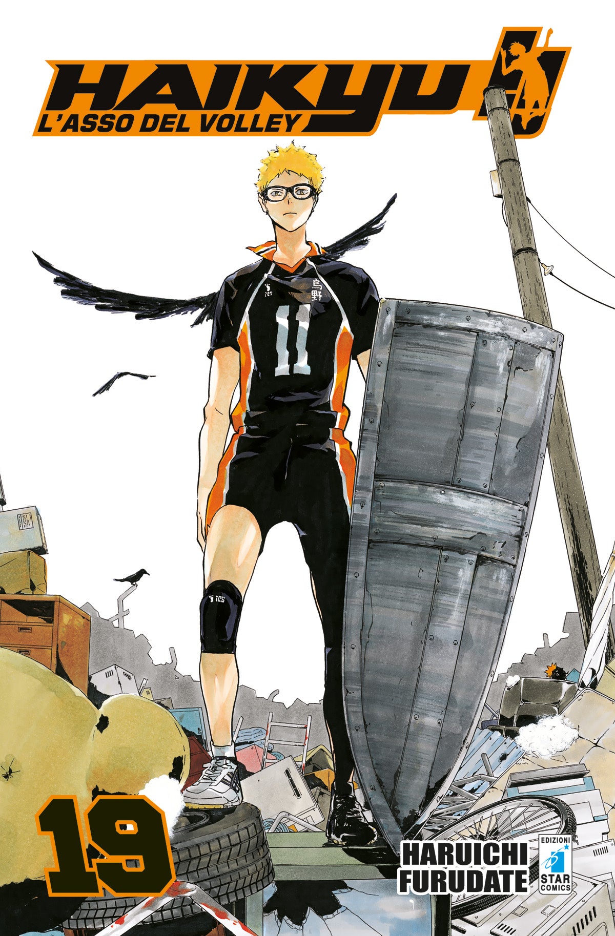 Copertina del manga Haikyu!! Vol. 19. Il personaggio Kei Tsukishima in divisa da pallavolo nera e arancione è in piedi e guarda in basso verso lo spettatore, ergendosi al centro di una pila di macerie e rottami. Indossa i suoi tipici occhiali sportivi e regge saldamente un grande e pesante scudo di metallo con la mano sinistra, mentre alle sue spalle spuntano folte ali nere da corvo.