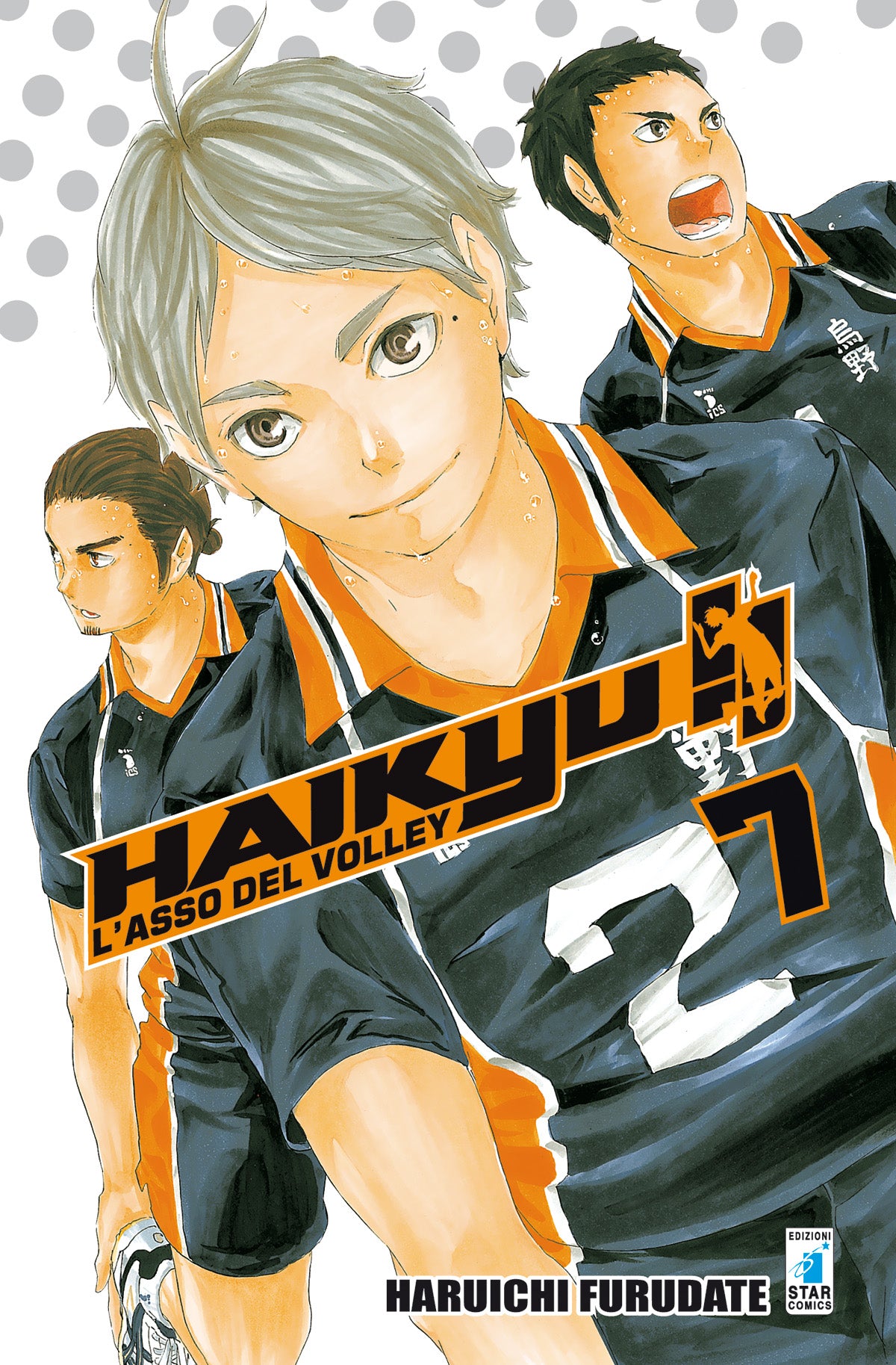 Copertina del manga Haikyu!! Vol. 7 edito da Star Comics. In primo piano spicca Koushi Sugawara, l'alzatore del terzo anno del Karasuno, con i capelli grigi e un'espressione serena ma determinata. Dietro di lui si vedono il capitano Daichi Sawamura e l'asso Asahi Azumane, entrambi pronti a ricevere. Il design mette in risalto il ruolo cruciale dei veterani in questo volume.