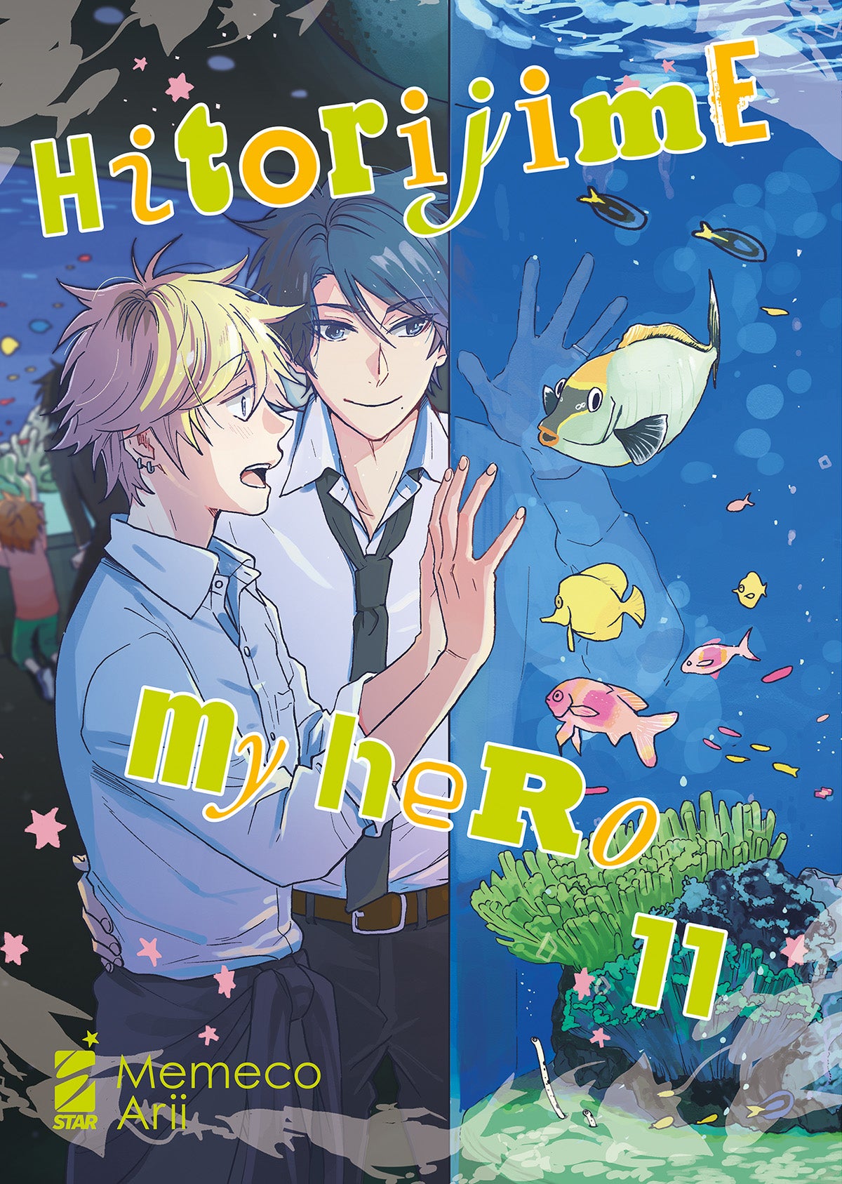 Copertina dell'undicesimo volume in italiano del manga Boys' Love 'Hitorijime My Hero' di Memeco Arii, edito da Star Comics. L'illustrazione ritrae in primo piano lo studente biondo Setagawa in camicia azzurra mentre appoggia la mano sul vetro di un grande acquario marino, affiancato da dietro dal professor Kosuke in camicia bianca e cravatta che lo osserva sorridendo. A destra il vetro dell'acquario mostra pesci tropicali e coralli, sormontati dal titolo HITORIJIME MY HERO.