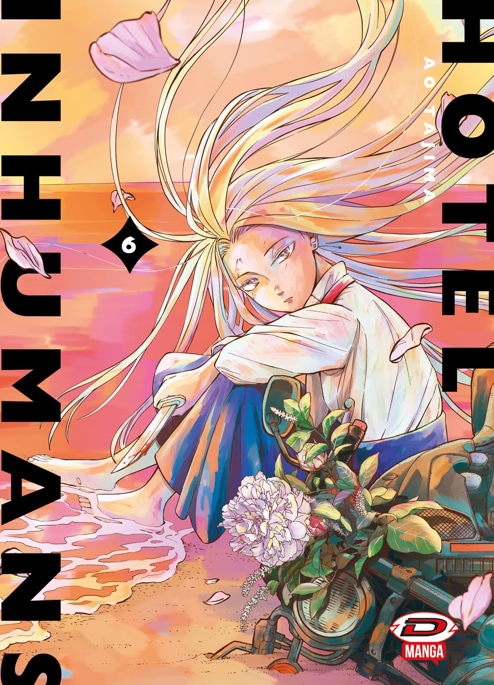 Copertina del sesto volume in italiano del manga 'Hotel Inhumans' di Ao Tajima, edito da Dynit Manga. L'illustrazione immersa nei toni caldi del tramonto sulla spiaggia mostra in primo piano un personaggio dai lunghissimi e fluenti capelli biondi fluttuanti nel vento, seduto a piedi nudi sulla battigia mentre impugna un coltello, con accanto il manubrio di una moto decorato con fiori e peonie.