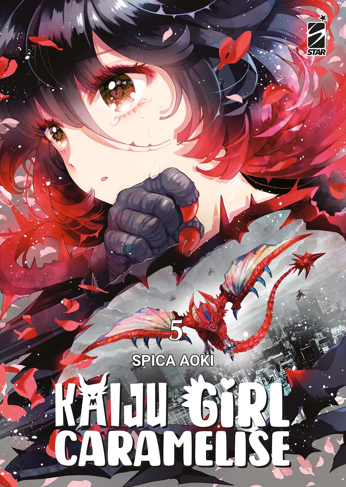 Copertina del quinto volume del manga Kaiju Girl Caramelise, che mostra in alto il primo piano ravvicinato del volto piangente della protagonista Kuroe tra petali rossi e rovi di spine scure, mentre in basso un kaiju rosso dotato di grandi ali spiegate vola sopra una città in bianco e nero.