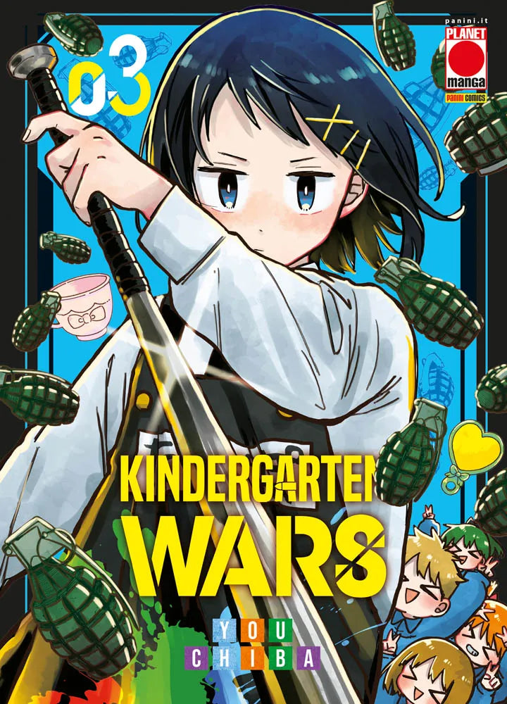 Copertina del manga Kindergarten Wars volume 3. Una ragazza con capelli corti neri e occhi azzurri impugna con determinazione una mazza da baseball dorata e nera. Intorno a lei, su uno sfondo azzurro brillante, volano numerose bombe a mano verdi, una tazzina da tè rosa e, in basso a destra, piccoli bambini sorridenti che fanno il segno di vittoria con le dita.