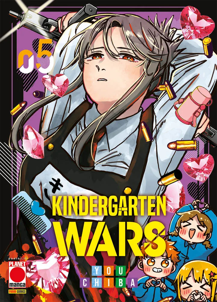 Copertina del manga Kindergarten Wars volume 5. Una ragazza con lunghi capelli grigio-castani e occhi ambrati è ritratta in primo piano con le mani dietro la testa mentre stringe una pistola. Intorno a lei, su uno sfondo viola, fluttuano proiettili dorati, cristalli a forma di cuore rosa e, in basso a destra, dei piccoli bambini che fanno il segno del cuore con le mani.