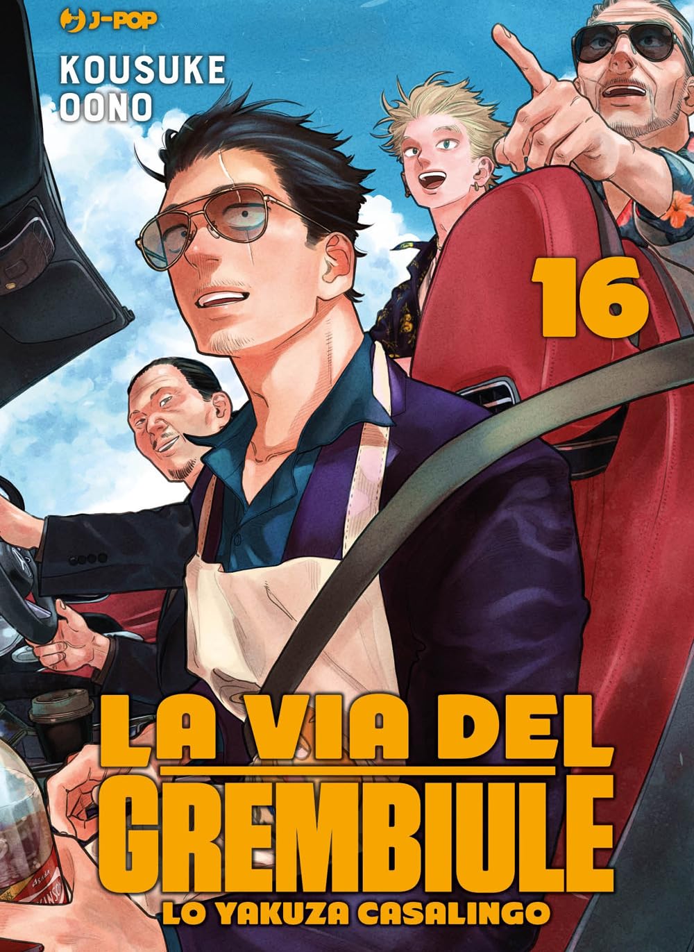 Copertina del sedicesimo volume del manga La Via Del Grembiule - Lo Yakuza Casalingo. L'illustrazione mostra il protagonista Tatsu alla guida di un'auto sotto un cielo azzurro, mentre indossa i suoi classici occhiali da sole e il grembiule da cucina sopra l'abito scuro. Dietro di lui compaiono altri personaggi sorridenti, tra cui Massa. In basso campeggia il titolo in grandi lettere gialle.