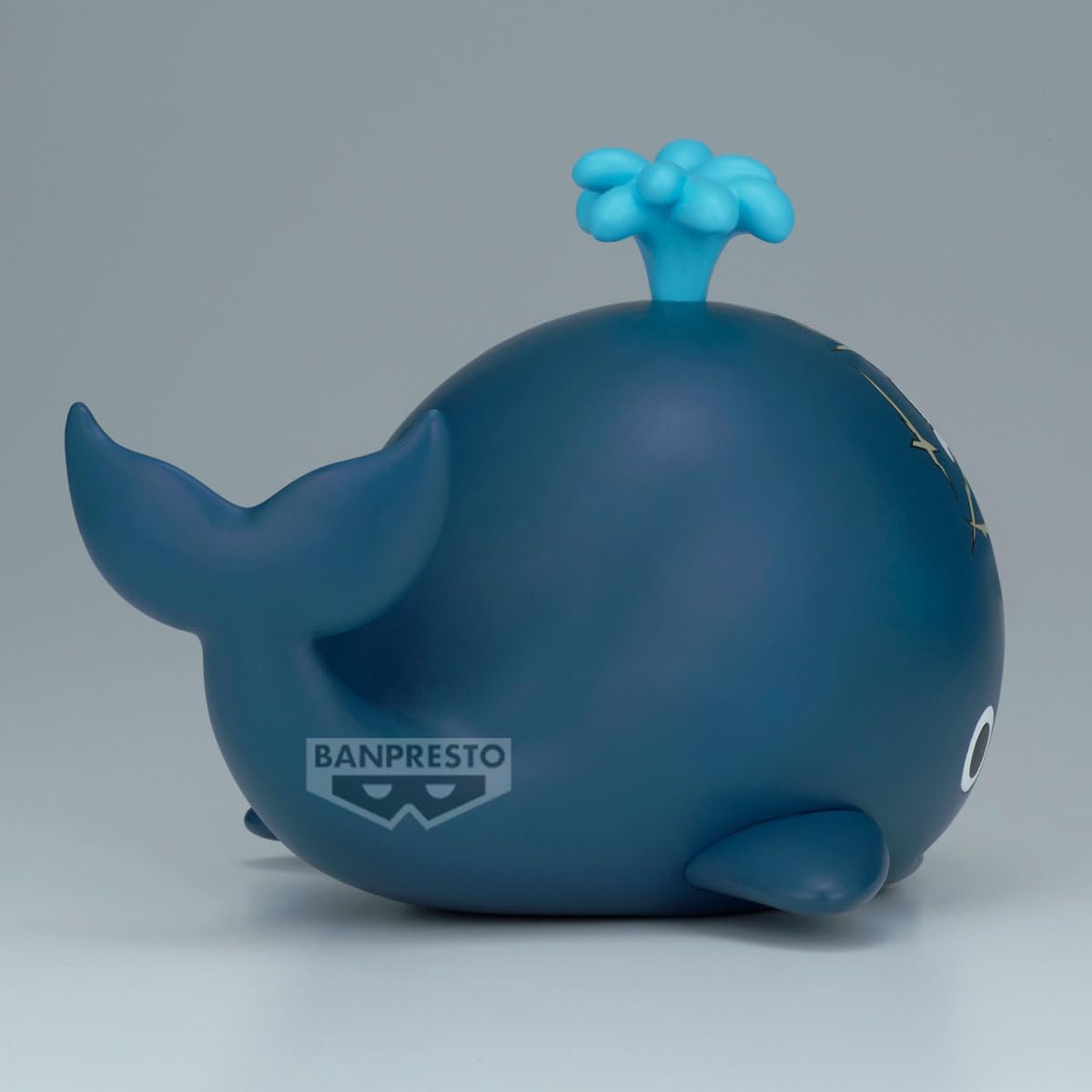 Figure in vinile morbido di Laboon da One Piece per la linea Sofvimates; la balena blu mostra il teschio dei pirati dipinto sulla fronte, cicatrici incrociate e uno spruzzo d'acqua azzurro sulla testa.