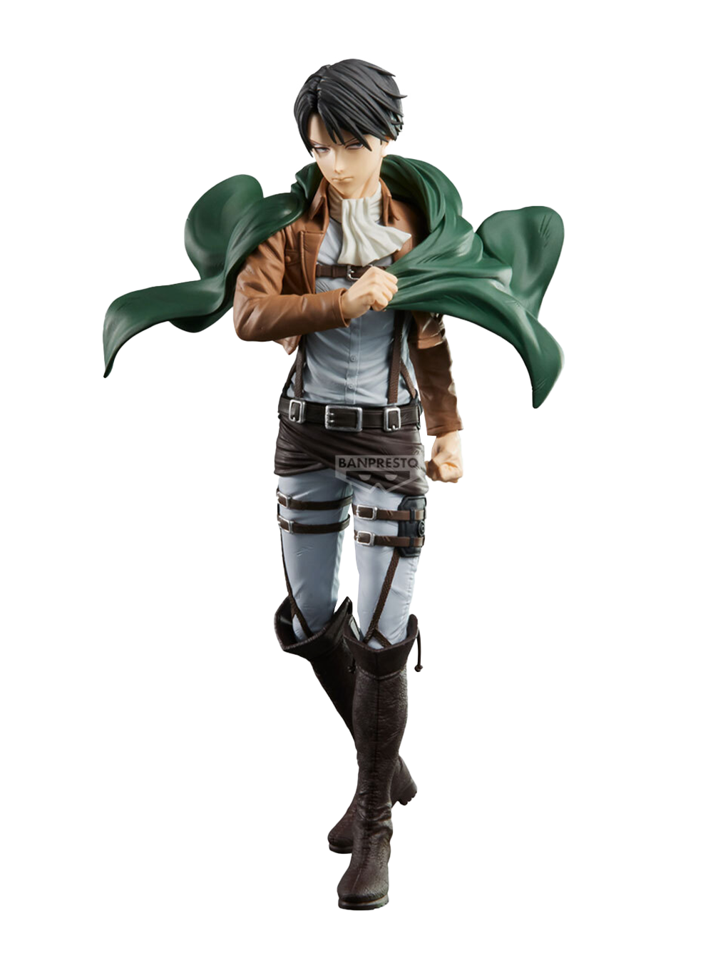 Figure da collezione di Levi Ackerman dalla serie anime L'Attacco dei Giganti, linea Grandista prodotta da Banpresto, isolata su sfondo bianco. Levi cammina in avanti con un'espressione fredda e determinata, stringendo sul petto con la mano destra il suo mantello verde scuro del Corpo di Ricerca, che svolazza drammaticamente dietro la schiena. Indossa la divisa militare standard: giacca corta marrone, iconico foulard bianco al collo, camicia grigio chiaro, pantaloni avvolti dal sistema di cinghie in cuoio.