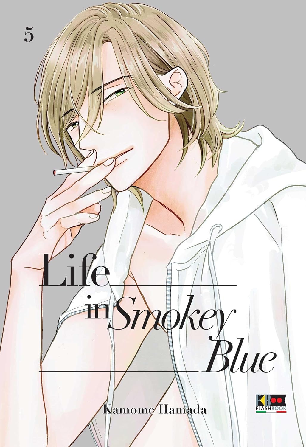 Copertina del manga Life In Smokey Blue volume 5; l'illustrazione mostra un primo piano di un ragazzo biondo che fuma una sigaretta, indossando una felpa bianca con cappuccio aperta sul petto.