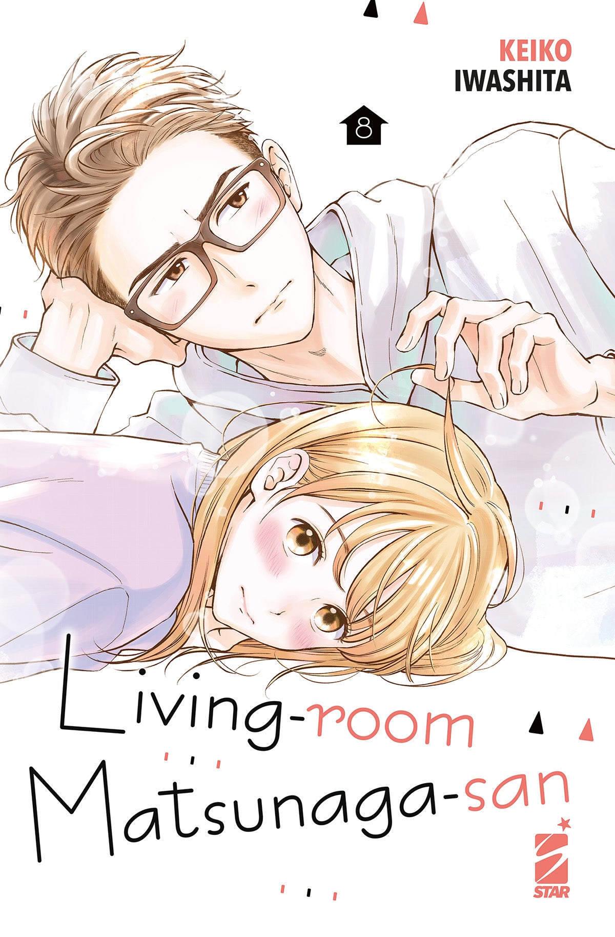 Copertina dell'ottavo volume del manga 'Living Room Matsunaga-San' di Keiko Iwashita, edito da Star Comics. L'illustrazione ritrae Matsunaga-san sdraiato con gli occhiali che gioca con una ciocca di capelli di Miiko, anch'essa sdraiata in primo piano e arrossita, sormontati dal titolo e dal numero 8.