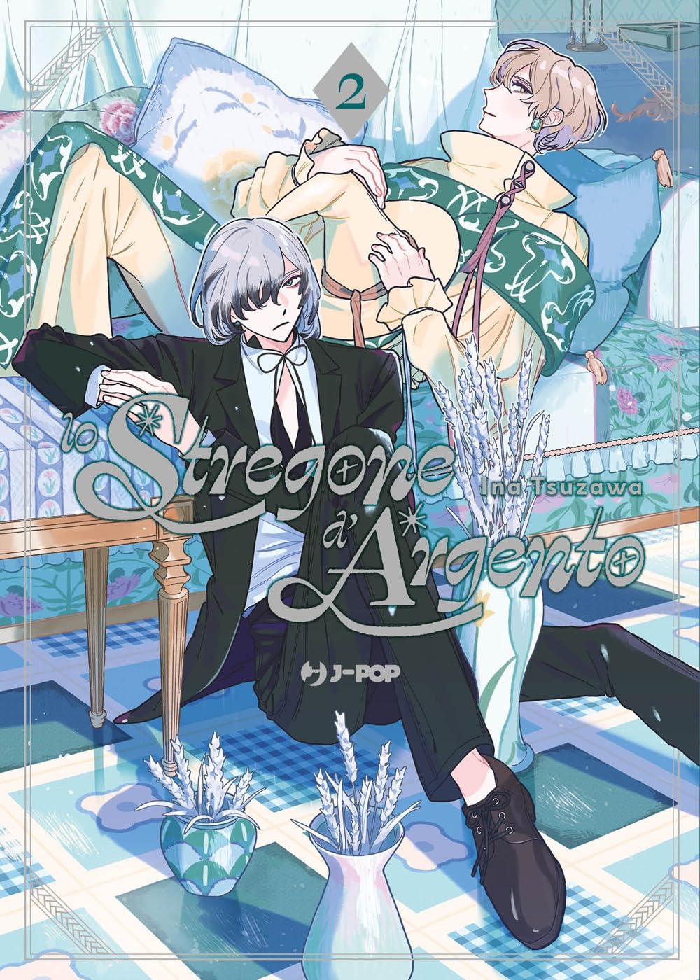 Copertina del manga Lo Stregone D'Argento volume 2. L'illustrazione mostra due figure maschili eleganti in una stanza: in primo piano un giovane seduto a terra con capelli corti grigio argento e un completo scuro, mentre alle sue spalle un altro ragazzo con capelli biondi e una tunica chiara è adagiato su un letto. Sul pavimento a scacchi compaiono dei vasi con fiori di lavanda.