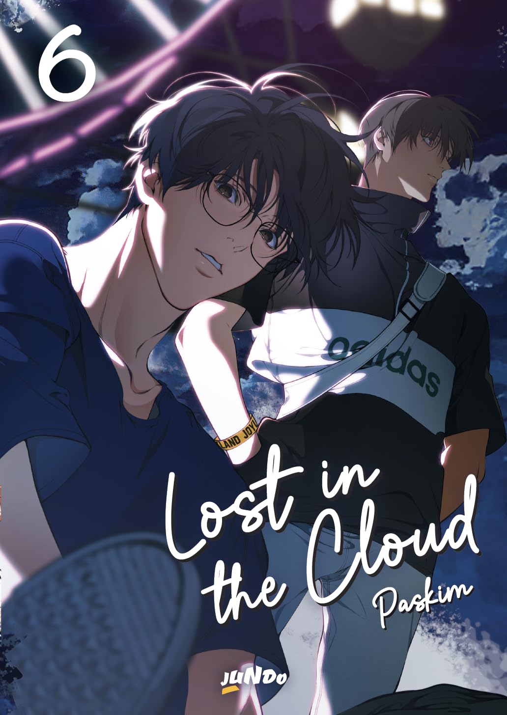 Copertina del manhwa Lost in the Cloud 6. Skylar con gli occhiali in primo piano in t-shirt scura, mentre alle sue spalle, sotto un cielo notturno nuvoloso, Cirrus lo guarda con un'immagine seria e malinconica.
