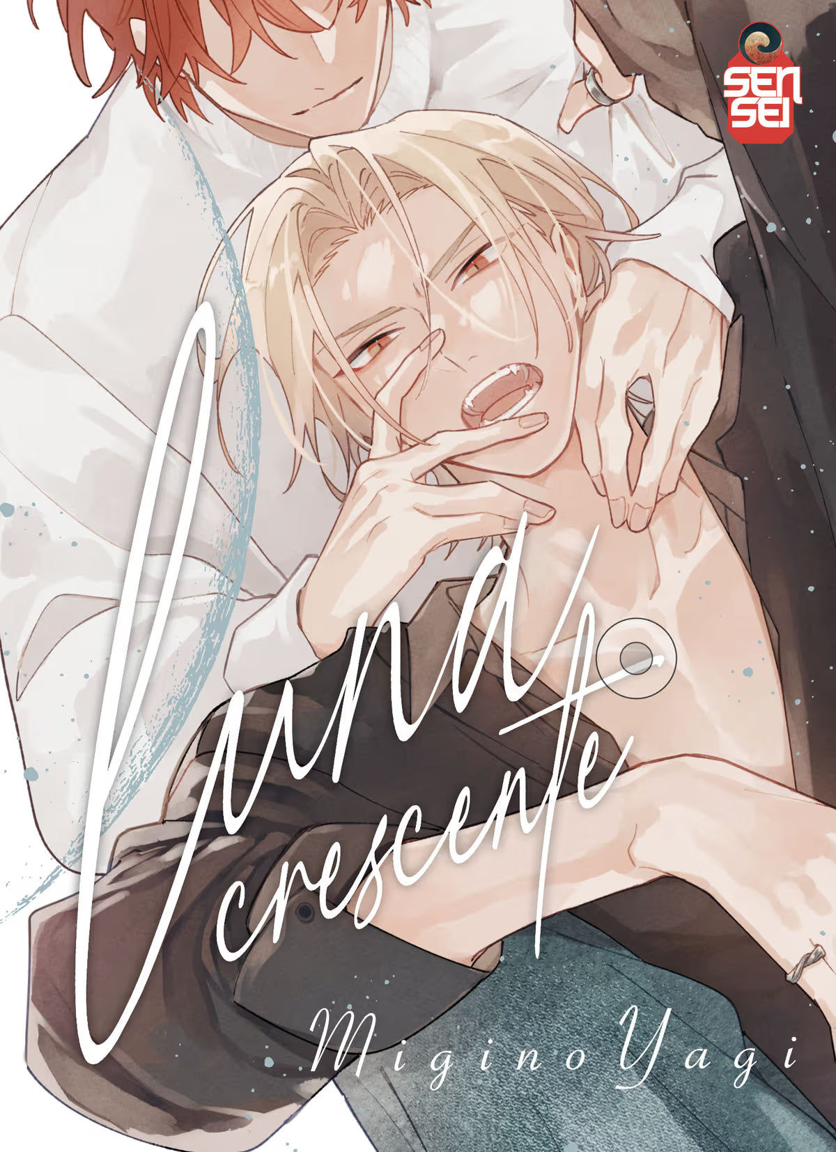 Copertina del primo volume del manga Luna Crescente, che mostra un ragazzo biondo disteso in un abbraccio intimo con un giovane dai capelli rossi alle sue spalle.
