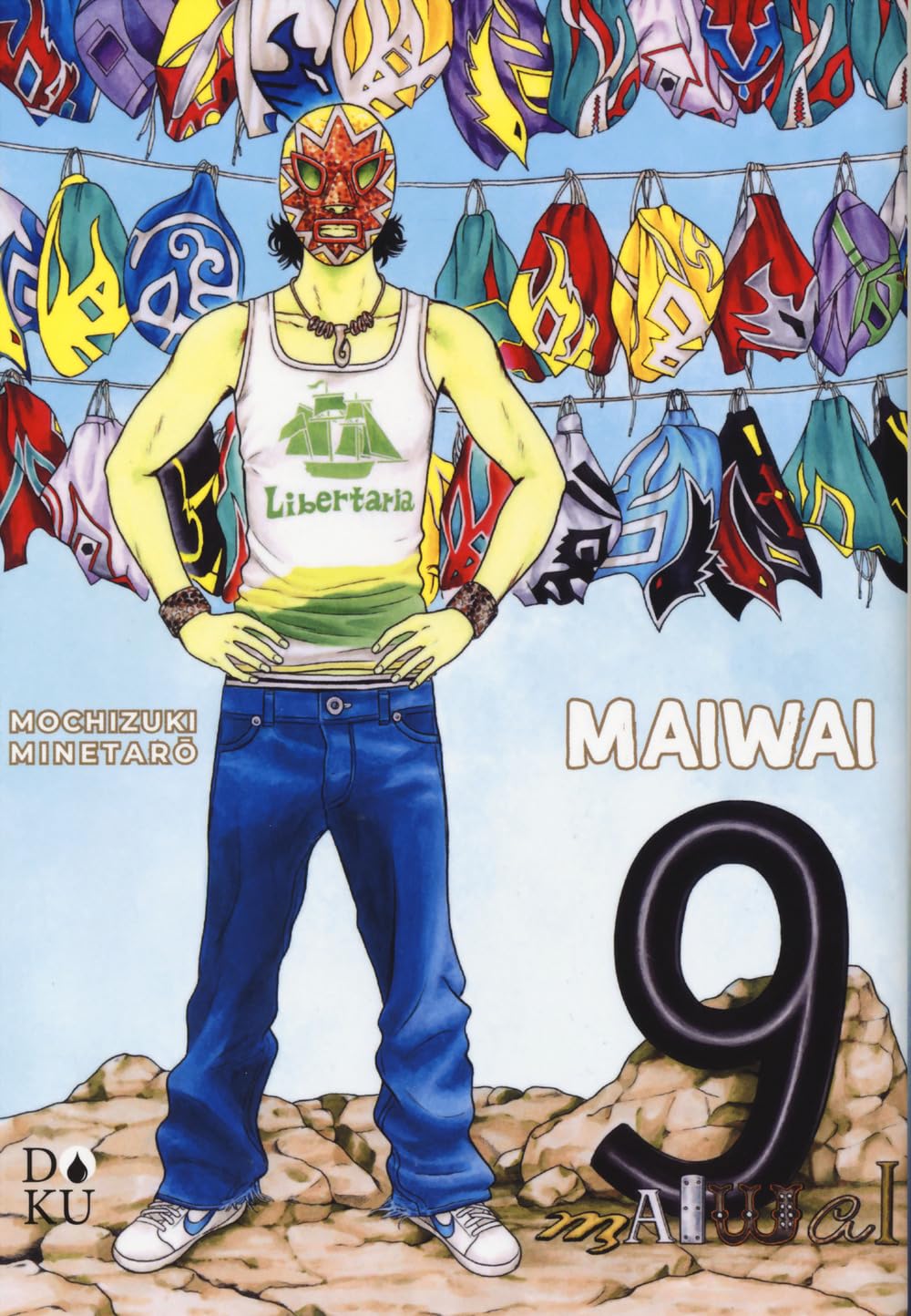 Copertina del manga Maiwai Vol. 9 (Coconino Press). Un uomo in canottiera con la scritta "Libertaria" e jeans indossa una maschera da luchador messicano; sullo sfondo decine di altre maschere colorate appese.