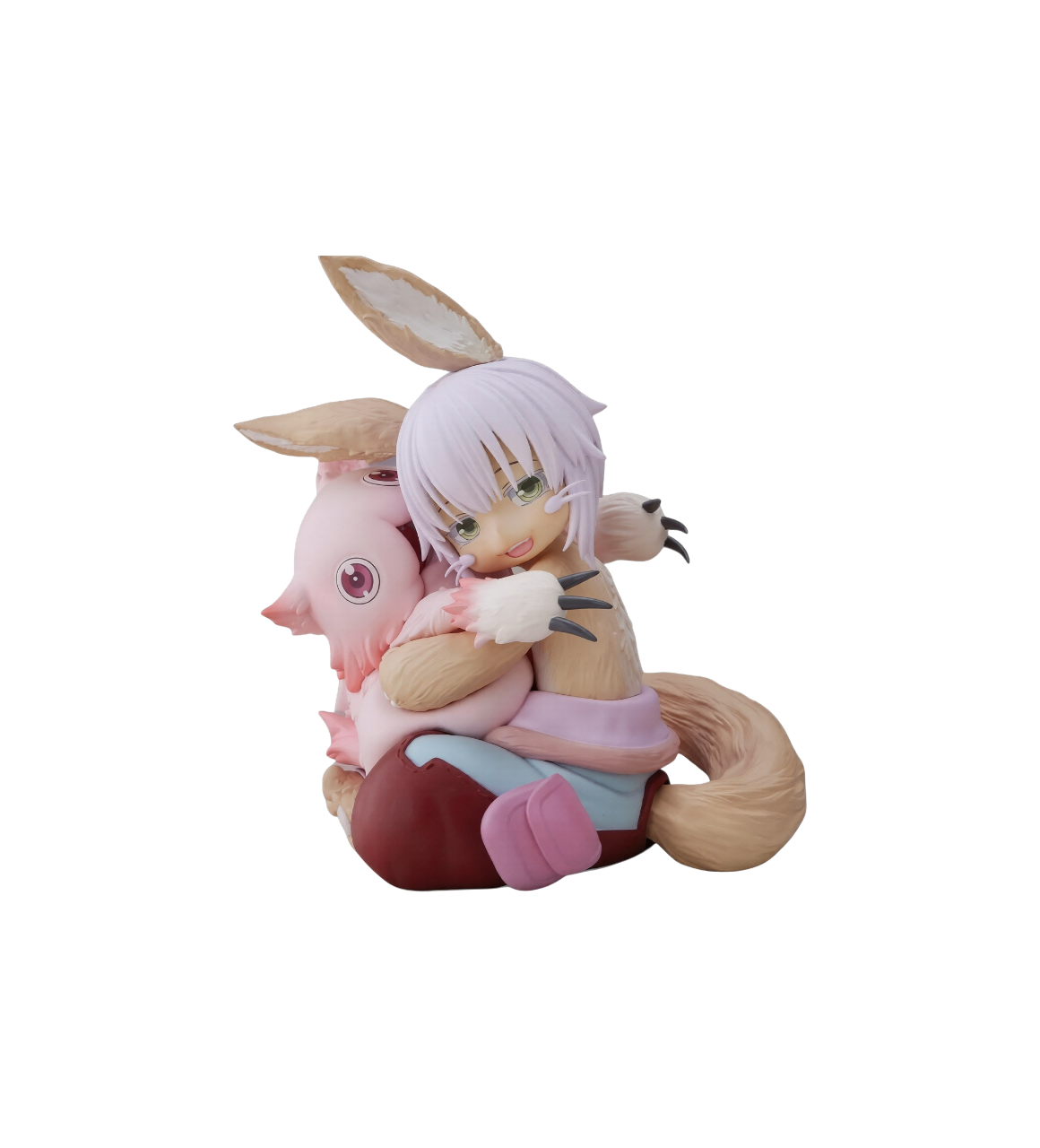 Statua da collezione di Nanachi e Mitty della linea Desktop Cute Figure prodotta da Taito per Made in Abyss. L'illustrazione ritrae il Narehate Nanachi con grandi orecchie piumate da coniglio seduto mentre abbraccia teneramente l'amica Mitty. (Nota: puoi personalizzare questa descrizione se l'immagine ha uno sfondo specifico come nei prodotti precedenti!)