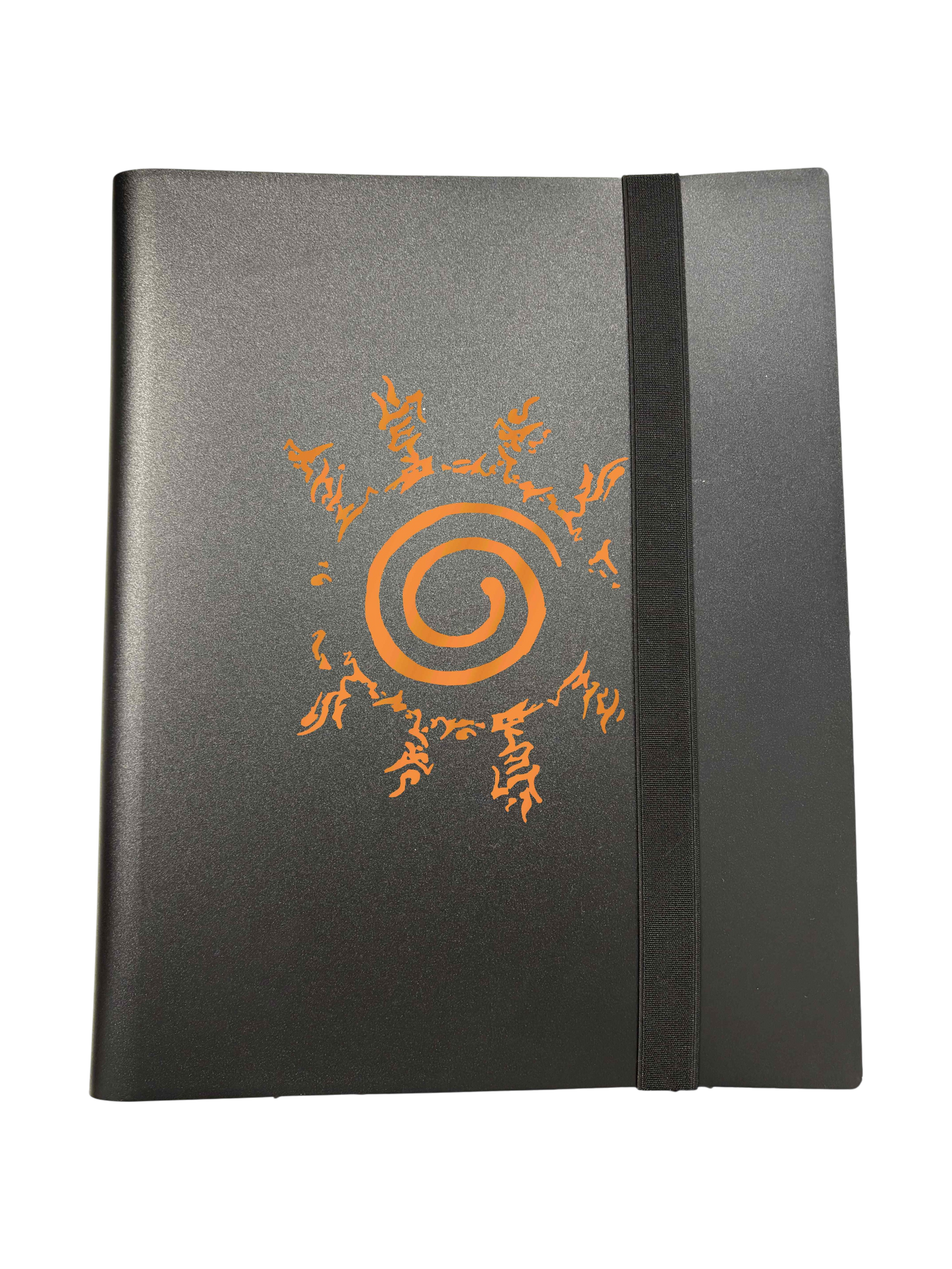 Copertina frontale dell'album portacarte nero di Naruto. Al centro risalta la stampa metallizzata arancione del Sigillo Ottagonale (Hakke no Fūin). Sulla destra è visibile una pratica fascia elastica nera verticale utilizzata per mantenere chiuso il raccoglitore.