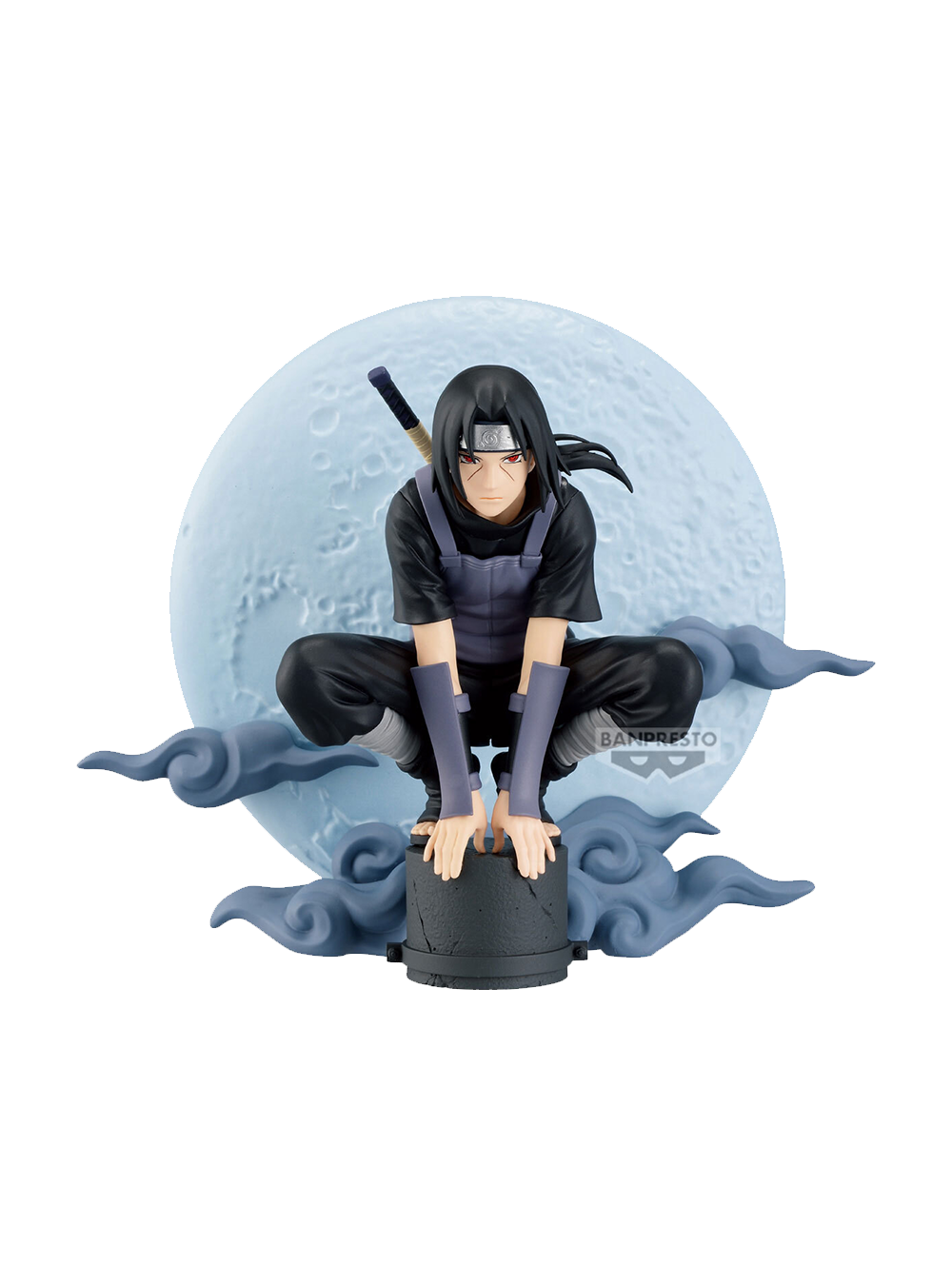 Action figure Banpresto di Itachi Uchiha da Naruto; il personaggio indossa la divisa Anbu ed è accovacciato su un palo nero. Alle sue spalle c'è un grande pannello circolare che raffigura la luna piena azzurra.