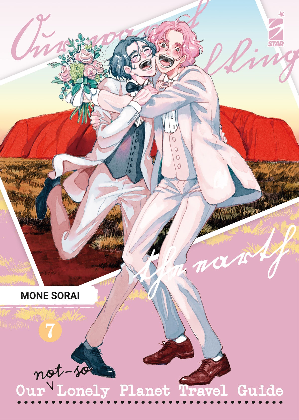 Copertina del settimo volume in italiano del manga 'Our Not So Lonely Planet Travel Guide' di Mone Sorai, edito da Star Comics. L'illustrazione in stile foto polaroid su uno sfondo rosa ritrae felici e sorridenti i due protagonisti Asahi e Mitsuki vestiti con abiti nuziali chiari mentre si abbracciano tenendo un bouquet di rose rosa, con lo scorcio del celebre monolite Uluru in Australia sullo sfondo, affiancati dal titolo in basso, dal numero 7 in un cerchio giallo e dal logo Star Comics in alto a destra.
