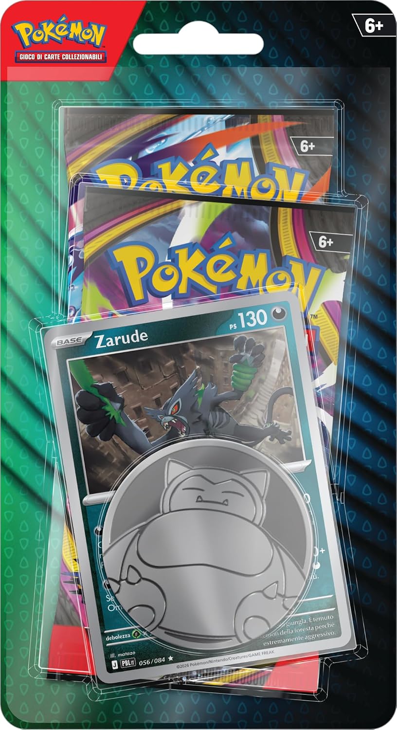 Confezione blister in italiano del Gioco di Carte Collezionabili Pokémon. L'immagine mostra in primo piano la carta promozionale di Zarude con 130 PS, sovrapposta a un'ampia moneta metallizzata di Snorlax e a due buste d'espansione (Buio Pesto e Chaos Nascente) racchiuse nel blister protettivo rigido.
