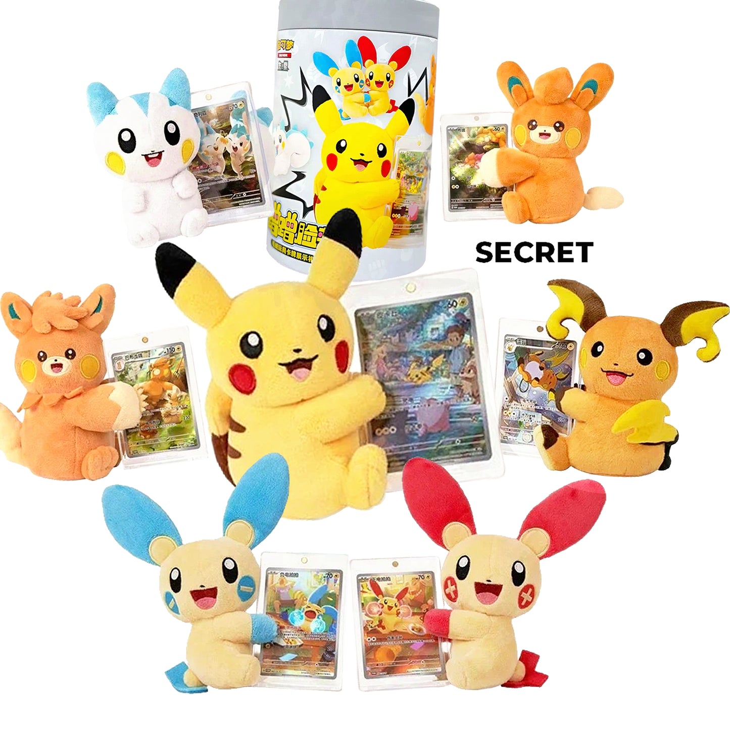 Immagine promozionale della collezione Pokémon Electric Plush Blind Box Volume 2 cinese. Al centro risalta il tubo espositivo principale, circondato da sei adorabili peluche di Pokémon di tipo Elettro (Pikachu, Raichu, Pachirisu, Plusle, Minun e la versione segreta di Pawmi) mentre stringono tra le zampe una custodia protettiva con la rispettiva carta promozionale olografica.