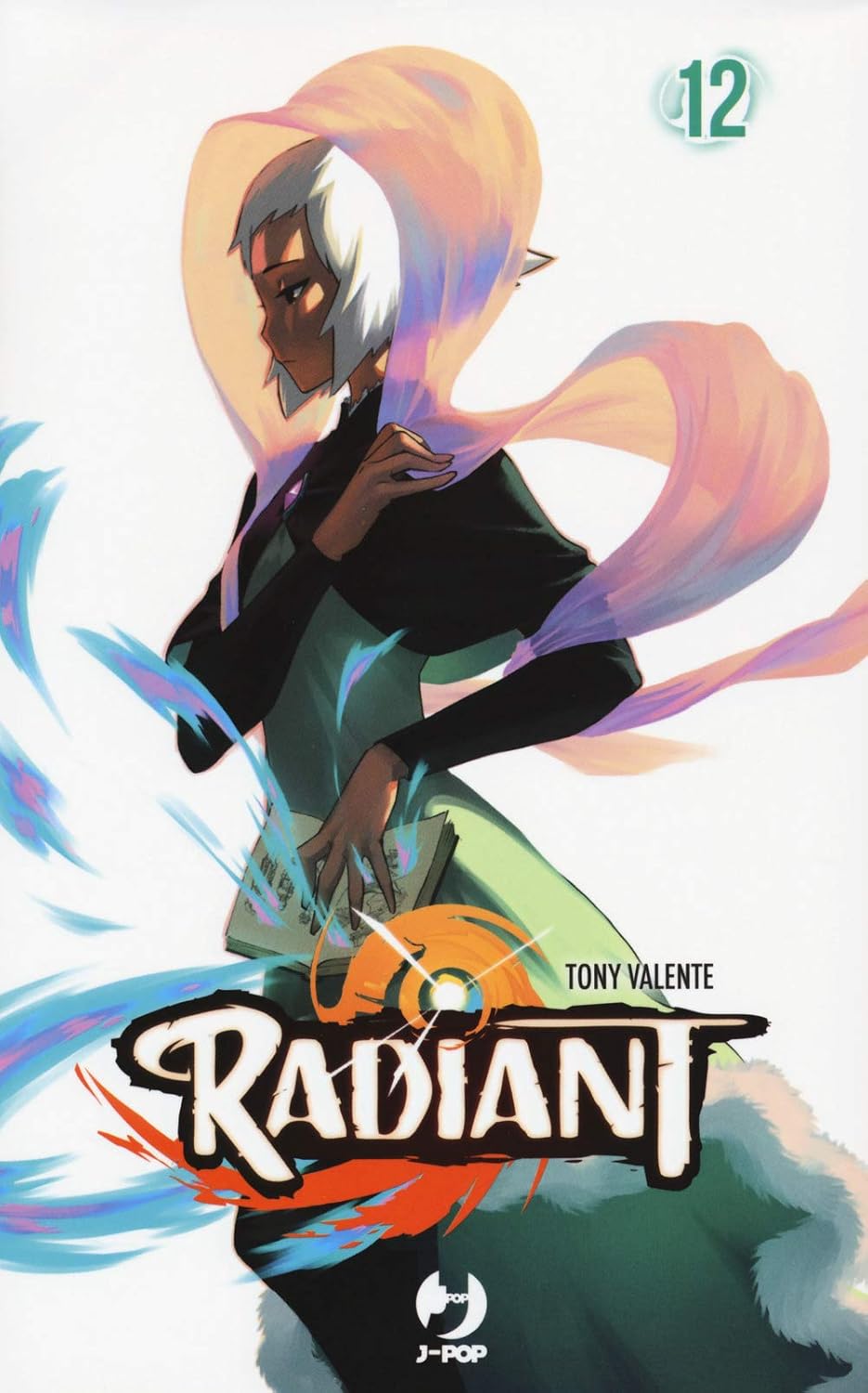 Copertina del dodicesimo volume del manga Radiant, raffigurante una ragazza dai capelli bianchi corti, un elegante vestito verde scuro e un velo rosa fluttuante, intenta a reggere un libro magico circondato da energia azzurra.