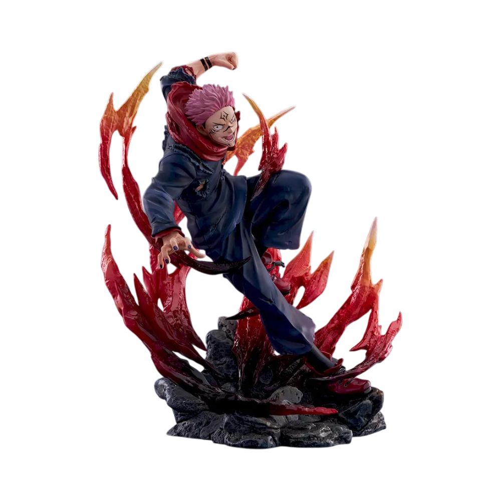 Statua da collezione di Ryomen Sukuna della linea FigurizmA di SEGA dedicata a Jujutsu Kaisen su sfondo nero. L'illustrazione ritrae Sukuna con l'uniforme scolastica blu scuro in una posa d'attacco dinamica mentre salta a mezz'aria con espressione diabolica, circondato da effetti visivi traslucidi rossi e arancioni a forma di fiamme e posizionato su una base di roccia.