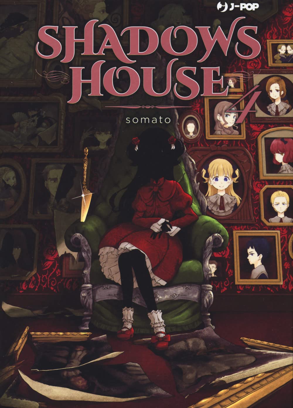 Copertina del manga Shadows House Vol. 4 edito da J-Pop. In una stanza dalle pareti rosso scuro decorate con numerosi ritratti incorniciati, la silhouette nera di Kate Shadow siede su una poltrona verde velluto, indossando il suo classico abito rosso. Tra i ritratti alle sue spalle spicca quello di Emilico, insieme a quelli degli altri esordienti. L'atmosfera è cupa e solenne.