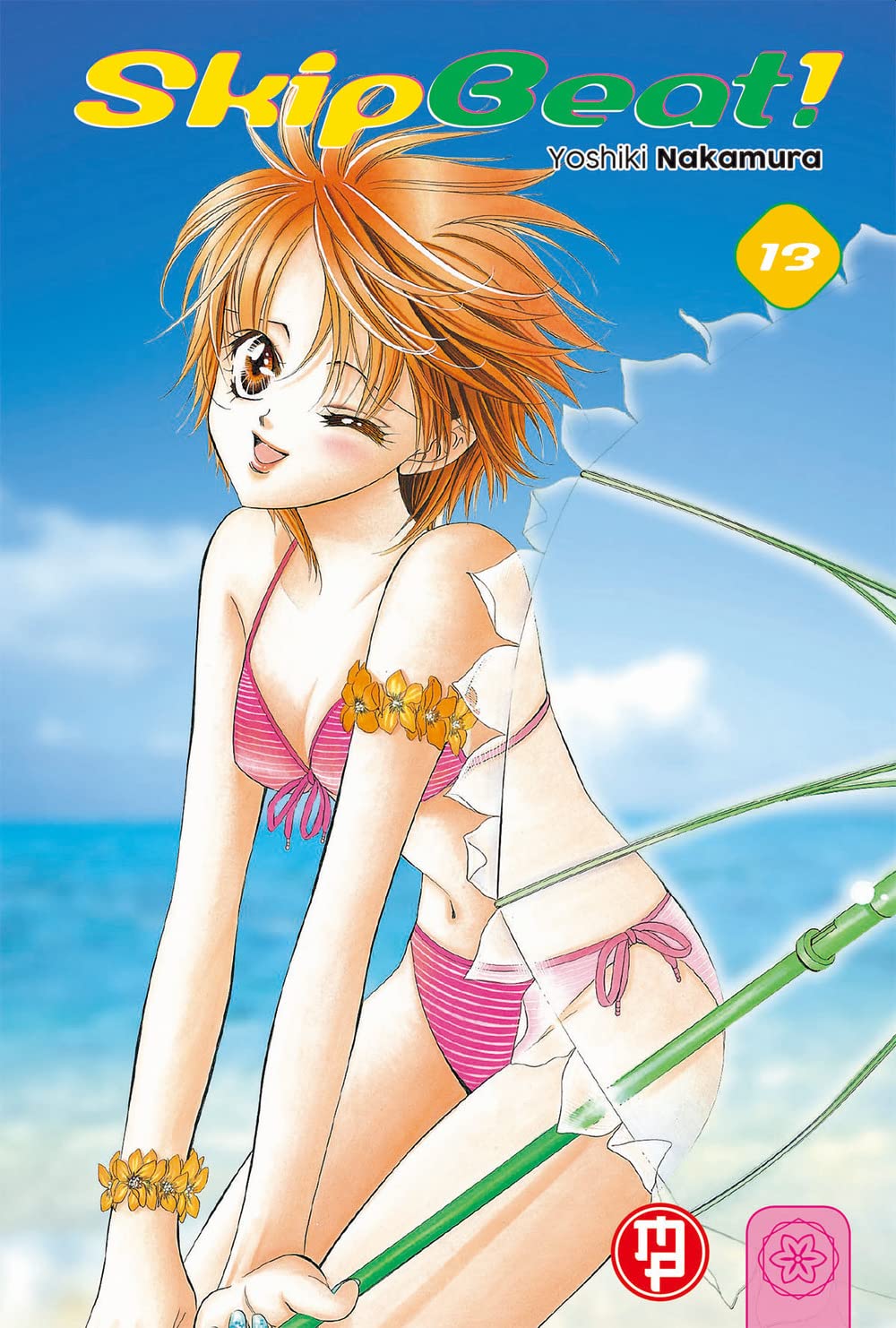 Copertina del tredicesimo volume del manga 'Skip Beat!' di Yoshiki Nakamura, edito da Magic Press. L'illustrazione ritrae Kyoko Mogami in bikini rosa a strisce in spiaggia mentre tiene un ombrellino da sole, sormontata dal titolo e dal numero 13.