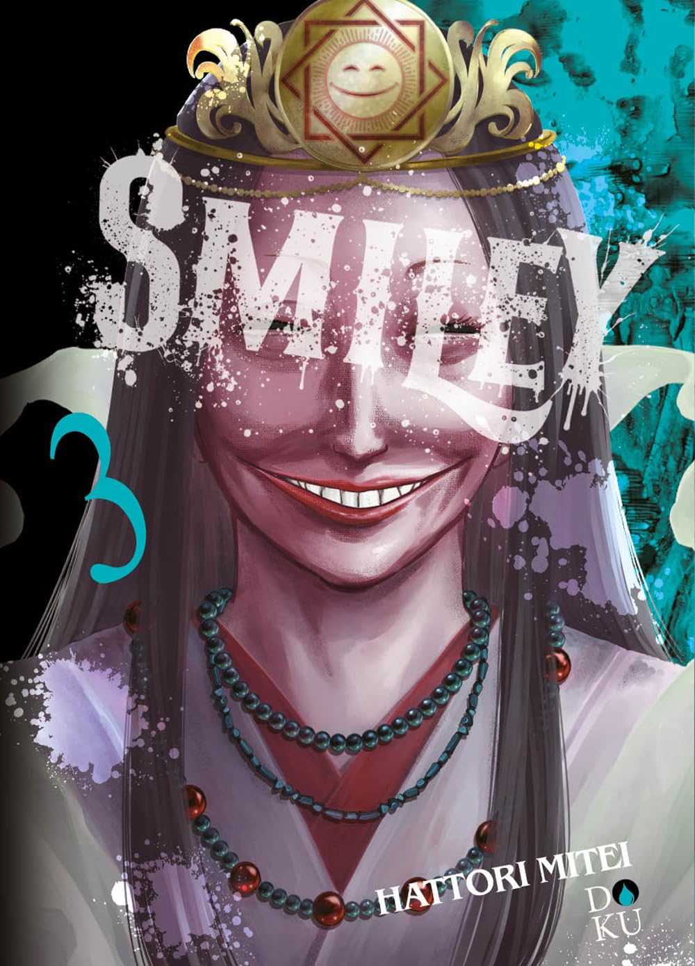 Copertina del manga Smiley Vol. 3. Illustrazione inquietante del volto in primo piano di una figura con lunghi capelli scuri, occhi socchiusi e un ampio, grottesco sorriso. Indossa una collana a più fili con grosse perle scure e rosse, una veste dal colletto rosso e un copricapo dorato con il simbolo di un sole sorridente. Sul volto è sovrapposto il titolo "SMILEY" in lettere bianche con un effetto vernice colata.