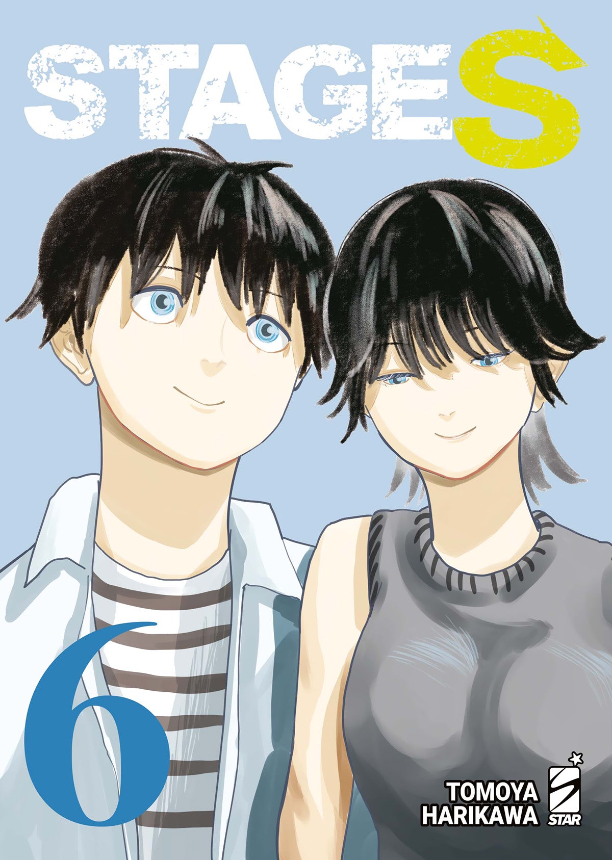 Copertina del sesto volume del manga 'Stage S' di Tomoya Harikawa, edito da Star Comics su sfondo azzurro chiaro. L'illustrazione ritrae in primo piano i due protagonisti Meguru e Sara sorridenti affiancati, con il ragazzo a sinistra vestito con una maglia a righe e giacca bianca e la ragazza a destra con top scuro smanicato, affiancati dal titolo 'STAGE S' in alto con la lettera S nel cerchio giallo, dal numero 6 blu in basso a sinistra e dal logo Star Comics in basso a destra.