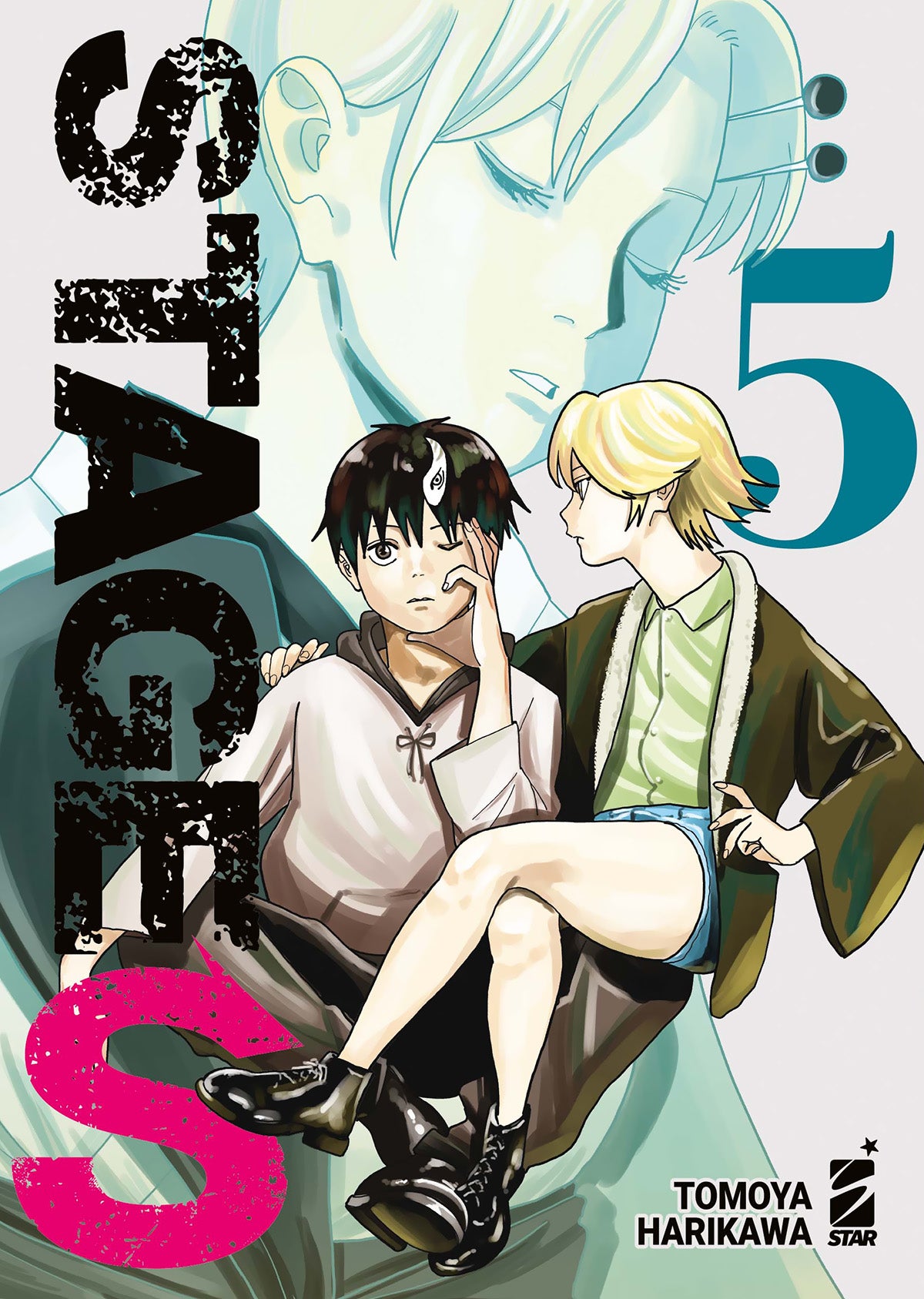 Copertina del manga Stage S Vol. 5, dell'autore Tomoya Harikawa edito da Star Comics. Sulla sinistra campeggia la parola "STAGE" scritta verticalmente con un font nero dall'effetto usurato, seguita in basso da una grande "S" fucsia brillante. In primo piano ci sono due giovani: a sinistra un ragazzo dai capelli scuri, con una particolare ciocca bianca e un occhio coperto da un simbolo, indossa una felpa chiara e poggia una mano sul viso con aria rassegnata. A destra, mollemente appoggiata alle sue gambe,
