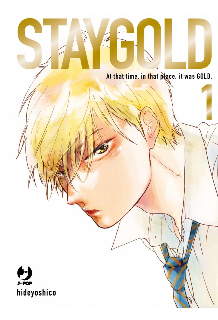 Copertina del manga Stay Gold volume 1. Primo piano di un ragazzo dai capelli biondi in camicia bianca e cravatta a righe oblique gialle e azzurre, sormontato dal grande titolo stampato in caratteri dorati.