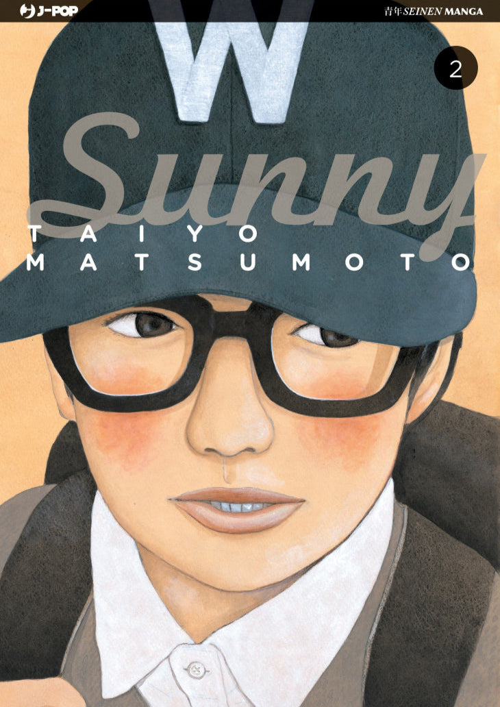 Copertina del secondo volume in italiano del manga 'Sunny' di Taiyo Matsumoto, edito da J-POP Manga. L'illustrazione ritrae in primo piano il volto di un bambino con spessi occhiali da vista scuri e cappellino da baseball con la lettera 'W' bianca, con il titolo 'Sunny' in corsivo trasparente, il nome dell'autore Taiyo Matsumoto e il numero 2 racchiuso in un cerchio nero in alto a destra.