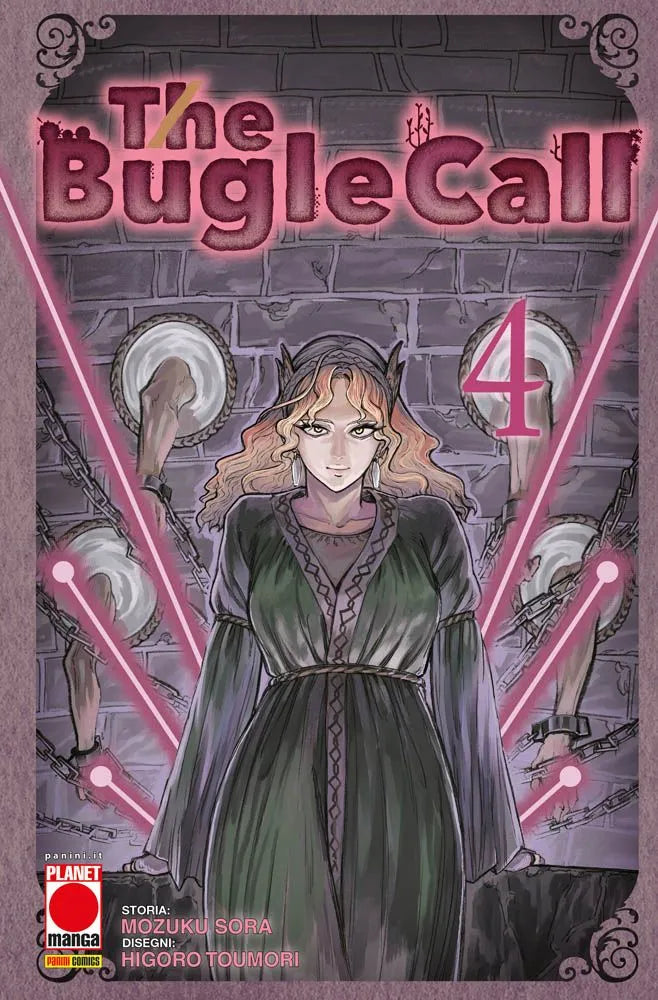 Copertina del manga The Bugle Call Vol. 4 edito da Panini Planet Manga. L'illustrazione dall'atmosfera cupa mostra in primo piano una giovane donna dallo sguardo severo, con folti capelli mossi color castano chiaro e un abito verde scuro drappeggiato. Indossa un singolare copricapo rigido scuro. Alle sue spalle, uno sfondo inquietante: incatenate a una massiccia parete in pietra si ergono quattro misteriose braccia umane che reggono stretti nelle mani dei grandi specchi circolari.