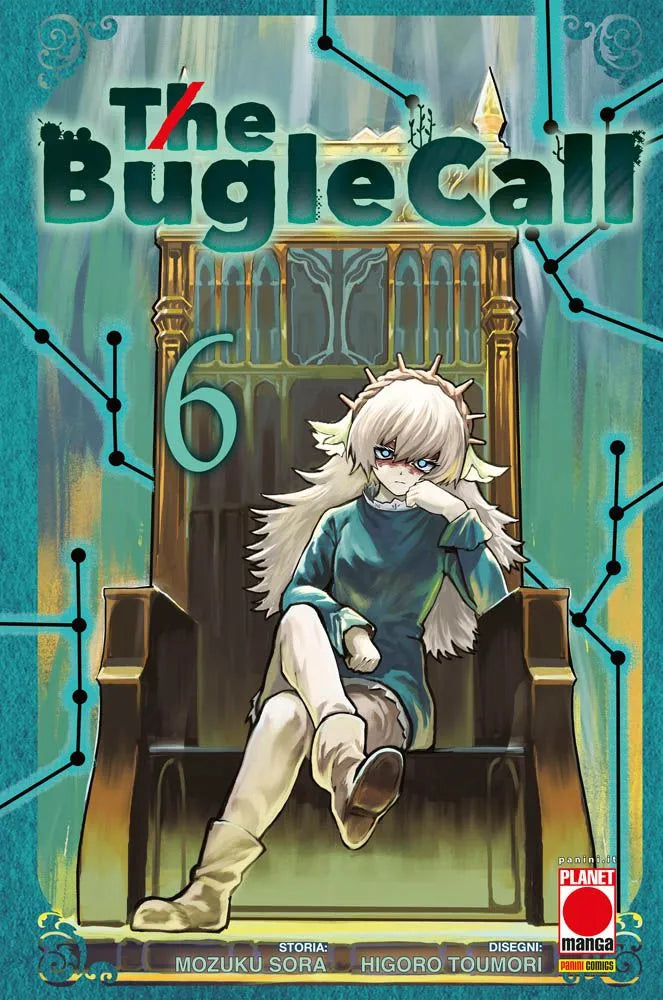 Copertina del manga The Bugle Call Vol. 6 edito da Panini Planet Manga. L'illustrazione mostra un personaggio dai folti capelli bianchi e penetranti occhi azzurri, seduto a gambe accavallate e con espressione corrucciata su un imponente trono in legno decorato. La figura, che appoggia pigramente il mento su una mano, indossa una morbida tunica verde acqua, pantaloni chiari e stivali bianchi. Il suggestivo sfondo, tinto di sfumature smeraldo e acquamarina.