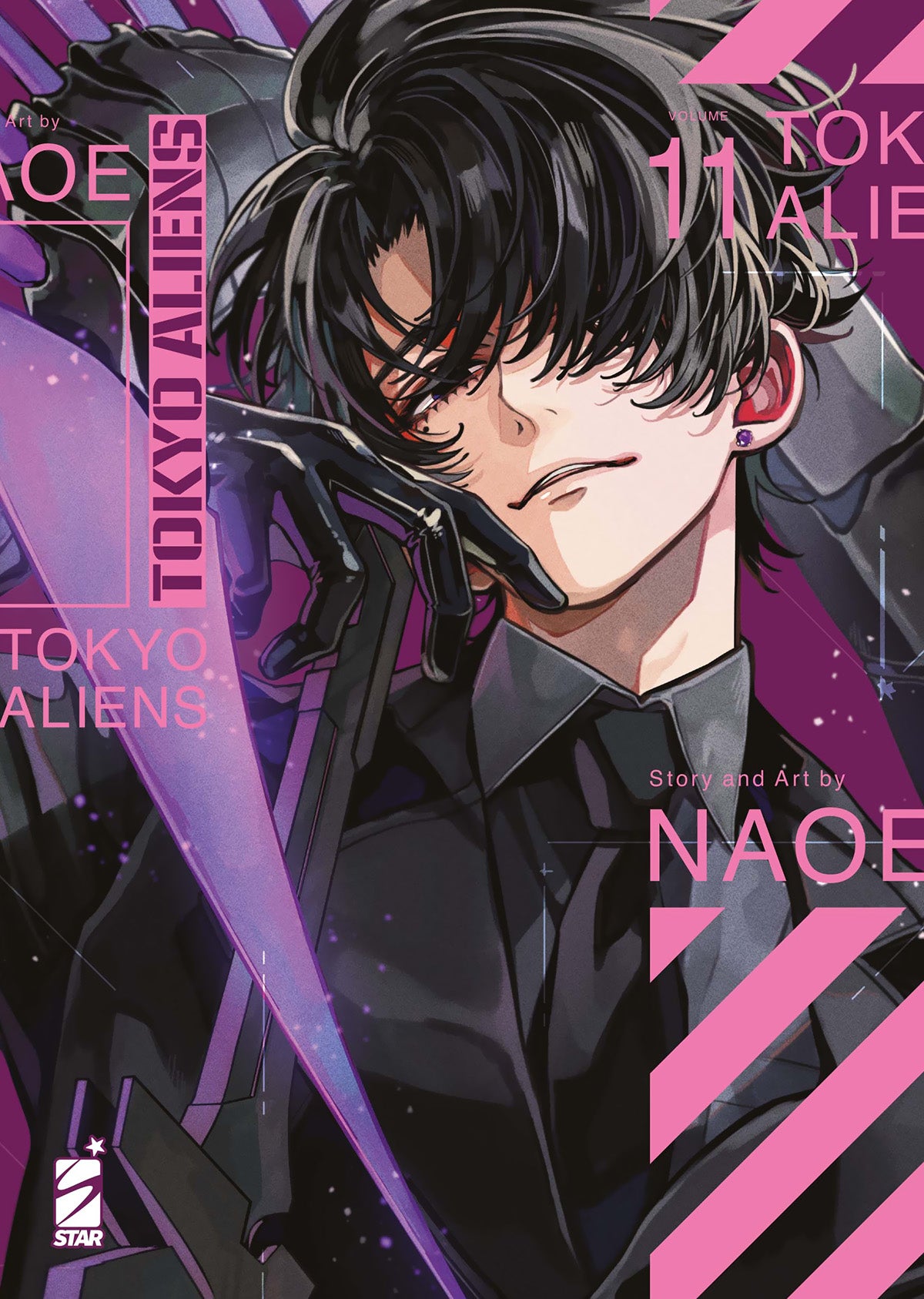 Copertina del manga Tokyo Aliens Vol. 11, con storia e disegni di NAOE, edito da Star Comics. L'illustrazione accattivante mostra in primo piano un affascinante ragazzo con folti e disordinati capelli neri che gli ricadono sul viso, rivelando uno sguardo intenso, sicuro e vagamente provocatorio. Il personaggio indossa una camicia nera scura con cravatta intonata, guanti neri aderenti dal finish lucido e un piccolo orecchino a lobo viola brillante. Con la mano destra, avvicinata al viso,