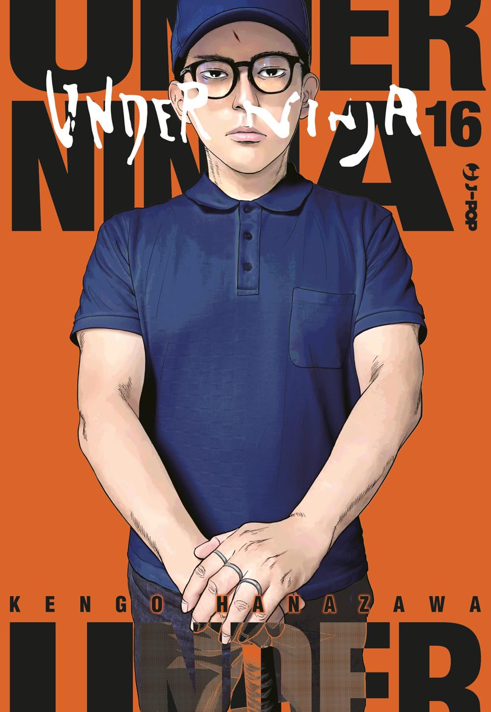 Copertina del sedicesimo volume in italiano del manga 'Under Ninja' di Kengo Hanazawa, edito da J-POP Manga. L'illustrazione su uno sfondo arancione acceso ritrae in primo piano un uomo con occhiali da vista, cappellino e polo blu scuro con le mani incrociate sul davanti, affiancato dalle grandi lettere del titolo UNDER NINJA, il numero 16 in alto a destra e il nome dell'autore KENGO HANAZAWA in basso